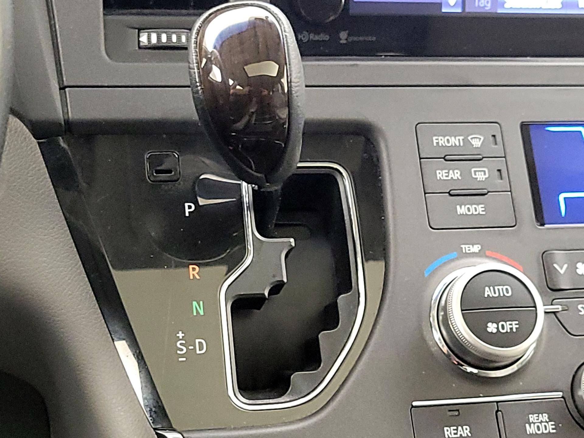 Thumbnail: 2015 Toyota Sienna - 18