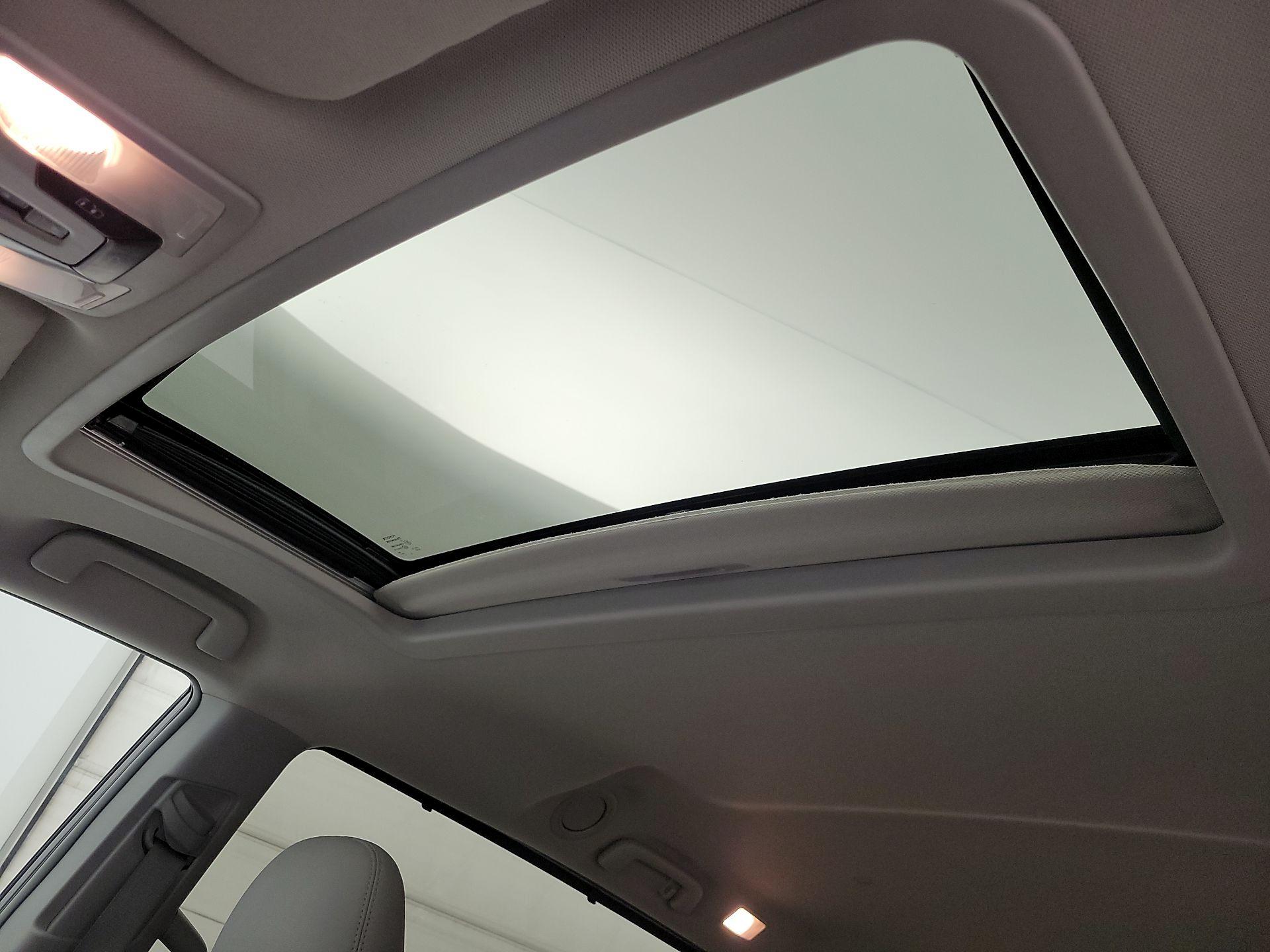 Thumbnail: 2015 Toyota Sienna - 20