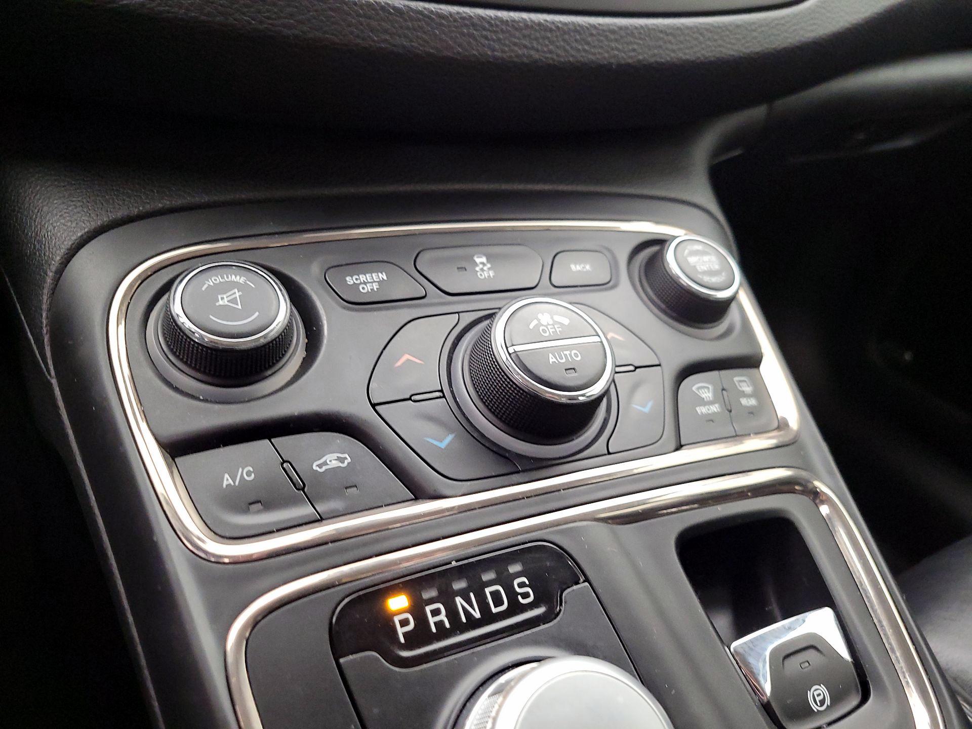 Thumbnail: 2015 Chrysler 200 - 17