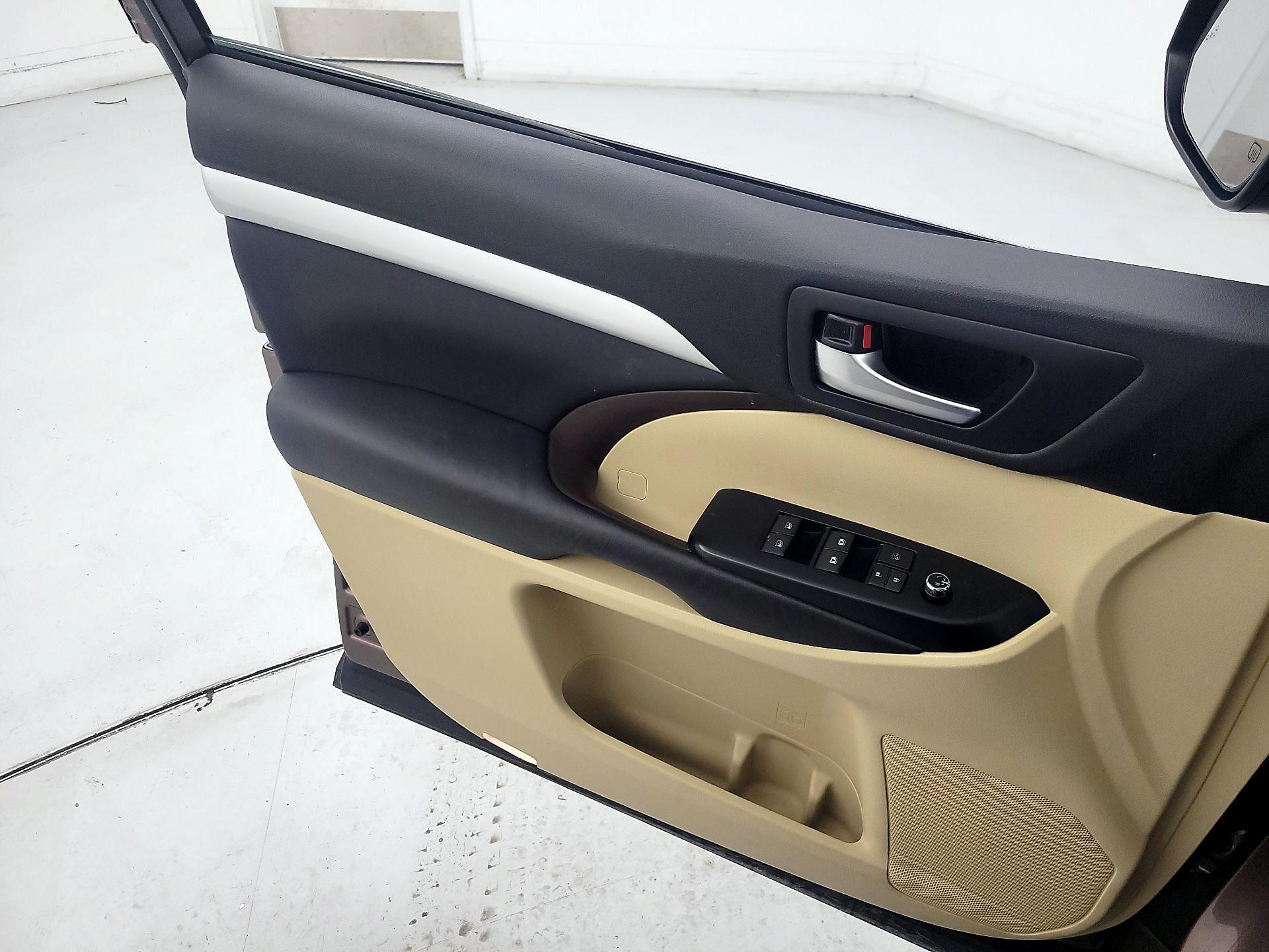 Thumbnail: 2017 Toyota Highlander - 12