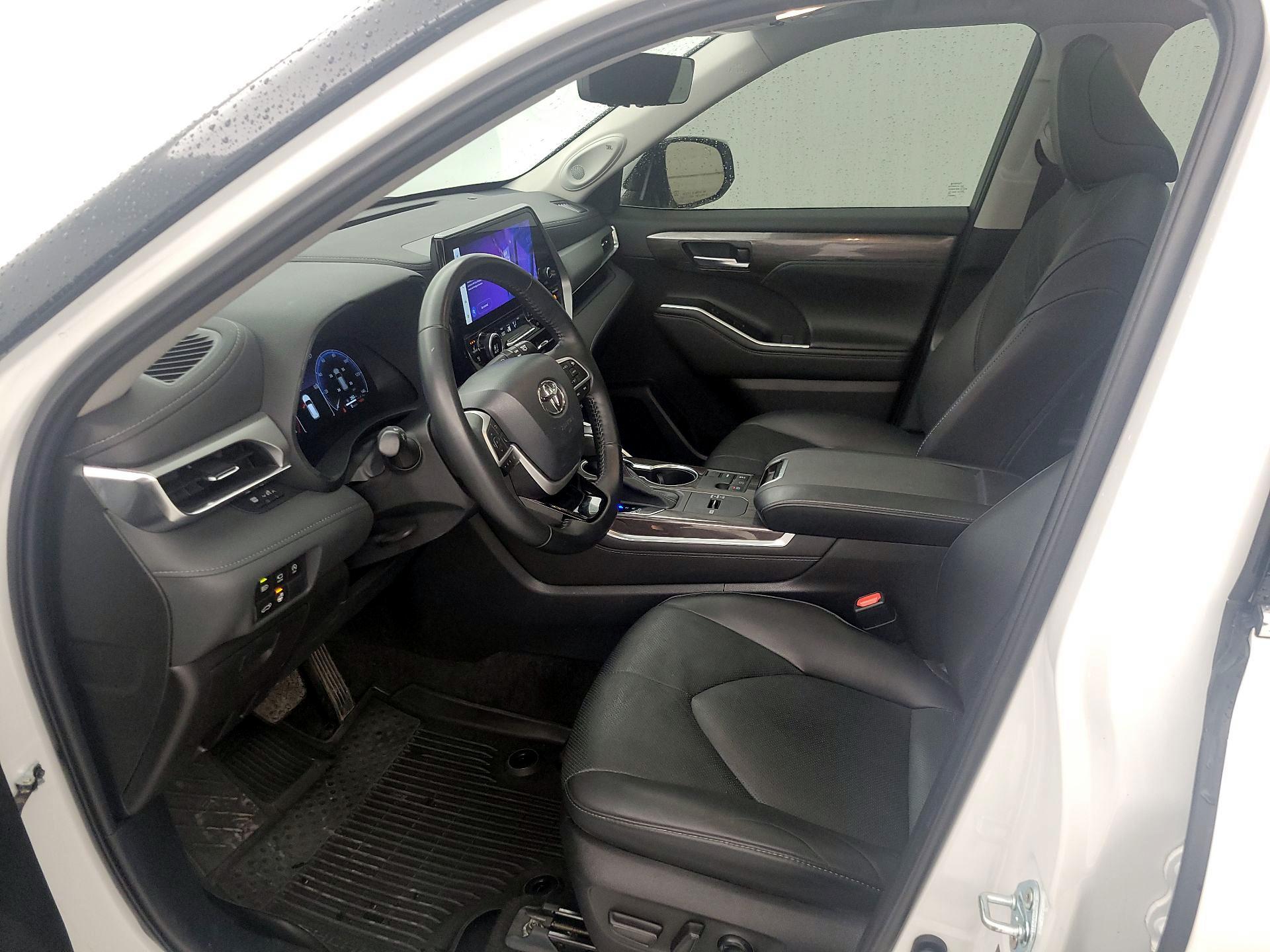 Thumbnail: 2023 Toyota Highlander - 11