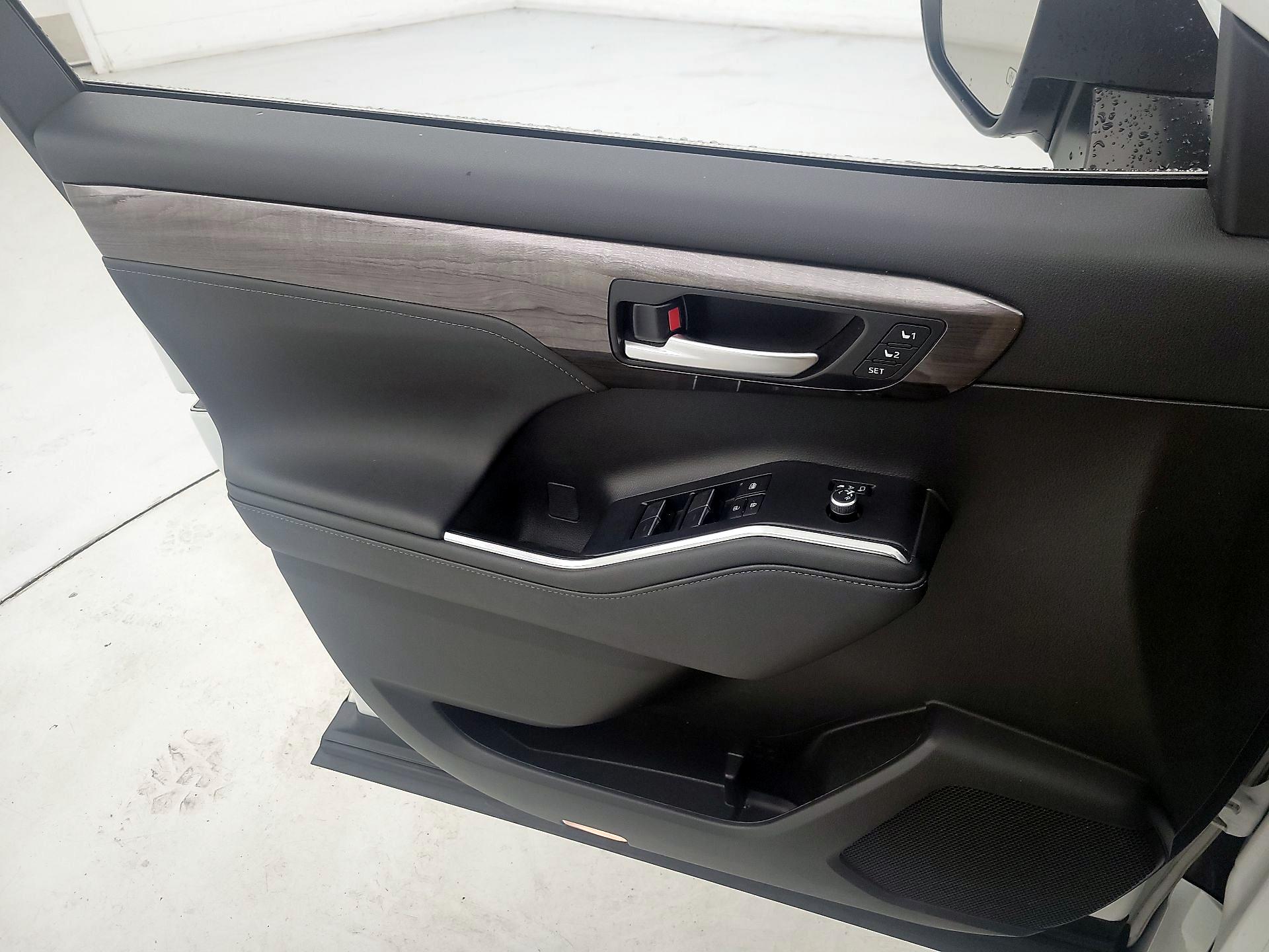 Thumbnail: 2023 Toyota Highlander - 12