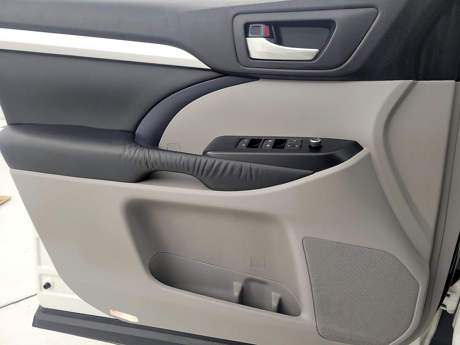 Thumbnail: 2015 Toyota Highlander - 12