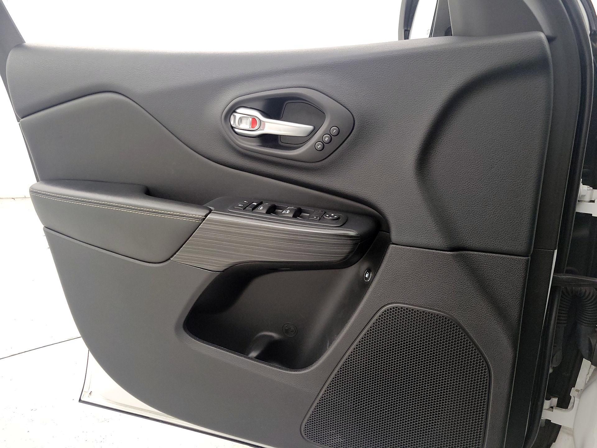 Thumbnail: 2015 Jeep Cherokee - 12