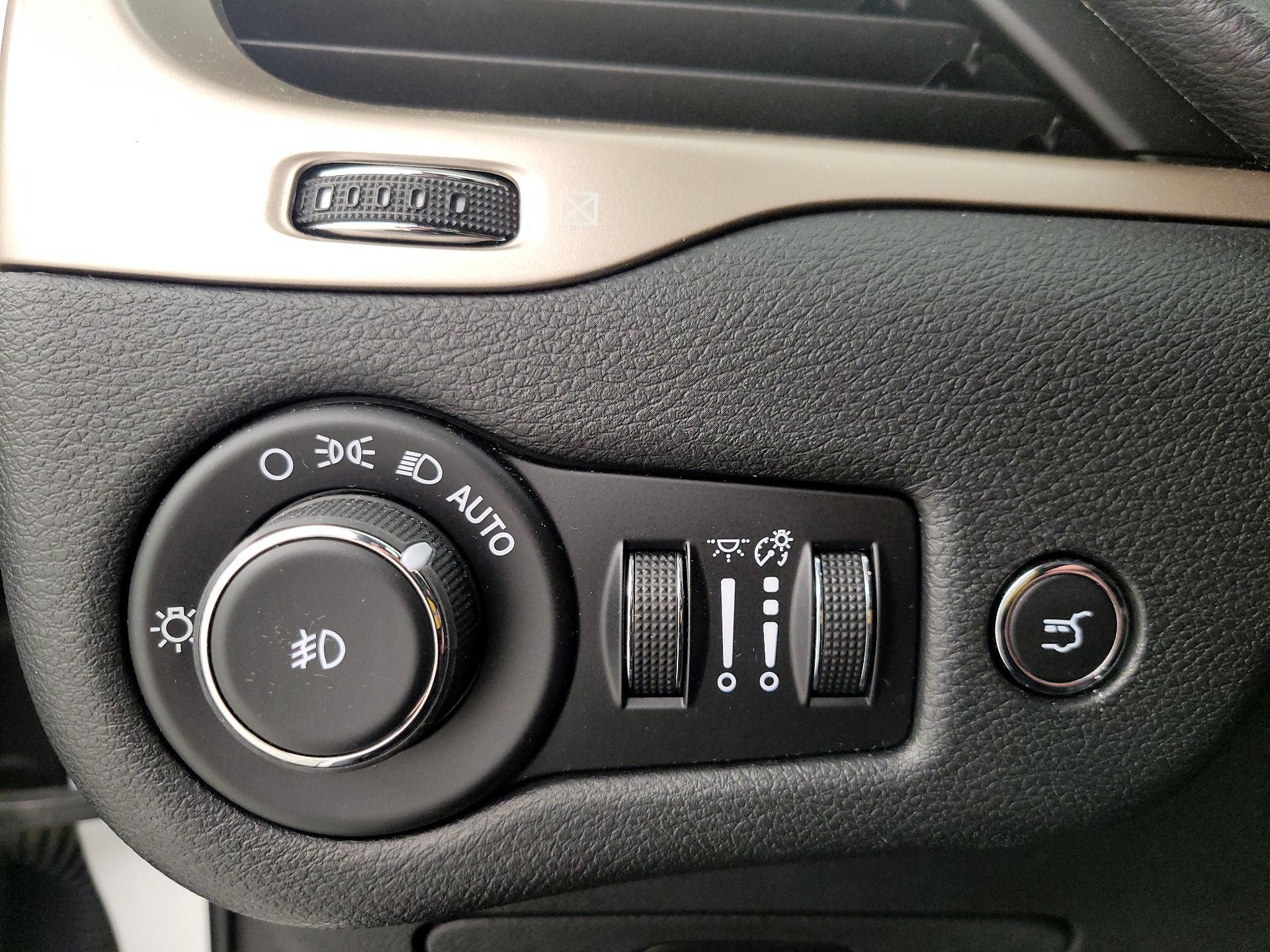 Thumbnail: 2015 Jeep Cherokee - 13