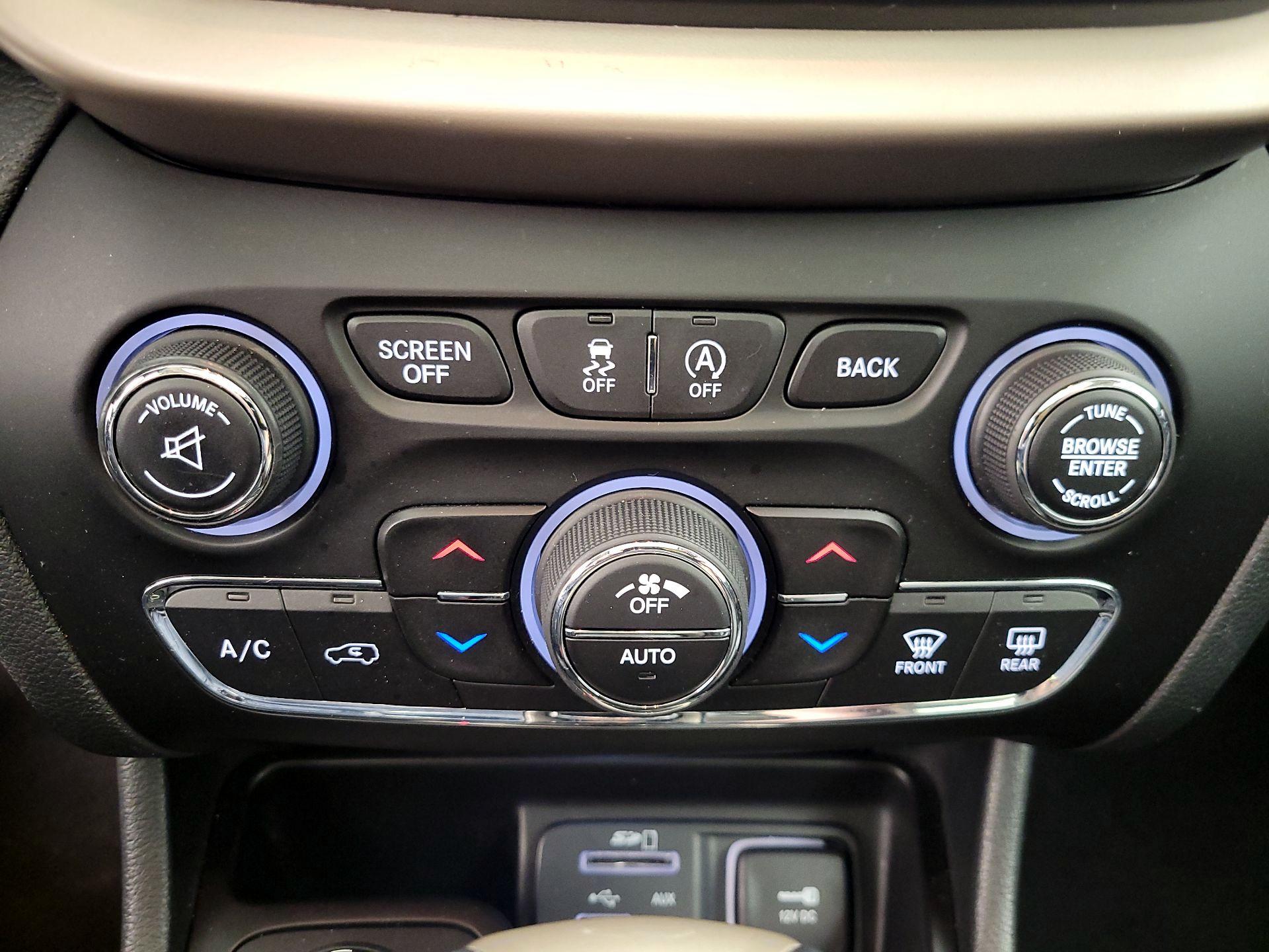 Thumbnail: 2015 Jeep Cherokee - 17