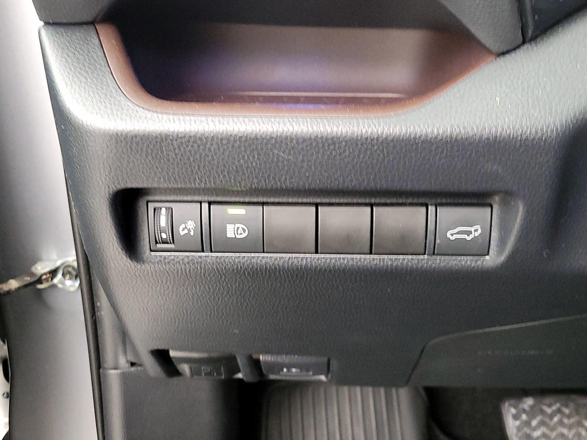 Thumbnail: 2020 Toyota RAV4 - 13