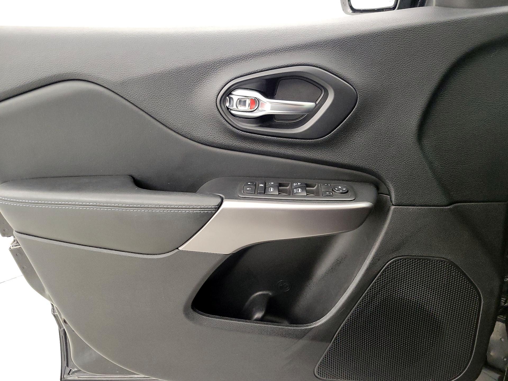 Thumbnail: 2021 Jeep Cherokee - 12