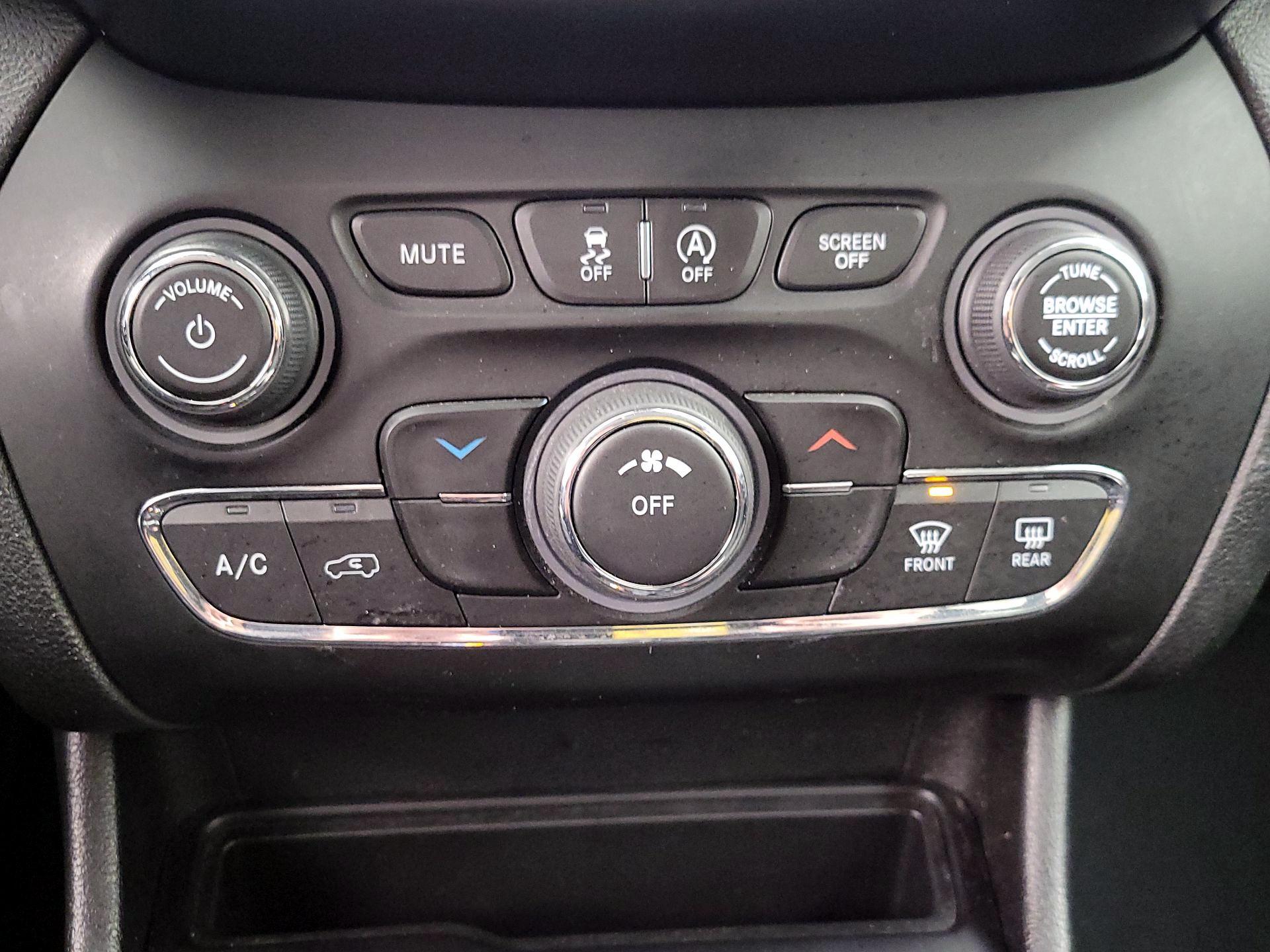 Thumbnail: 2021 Jeep Cherokee - 16