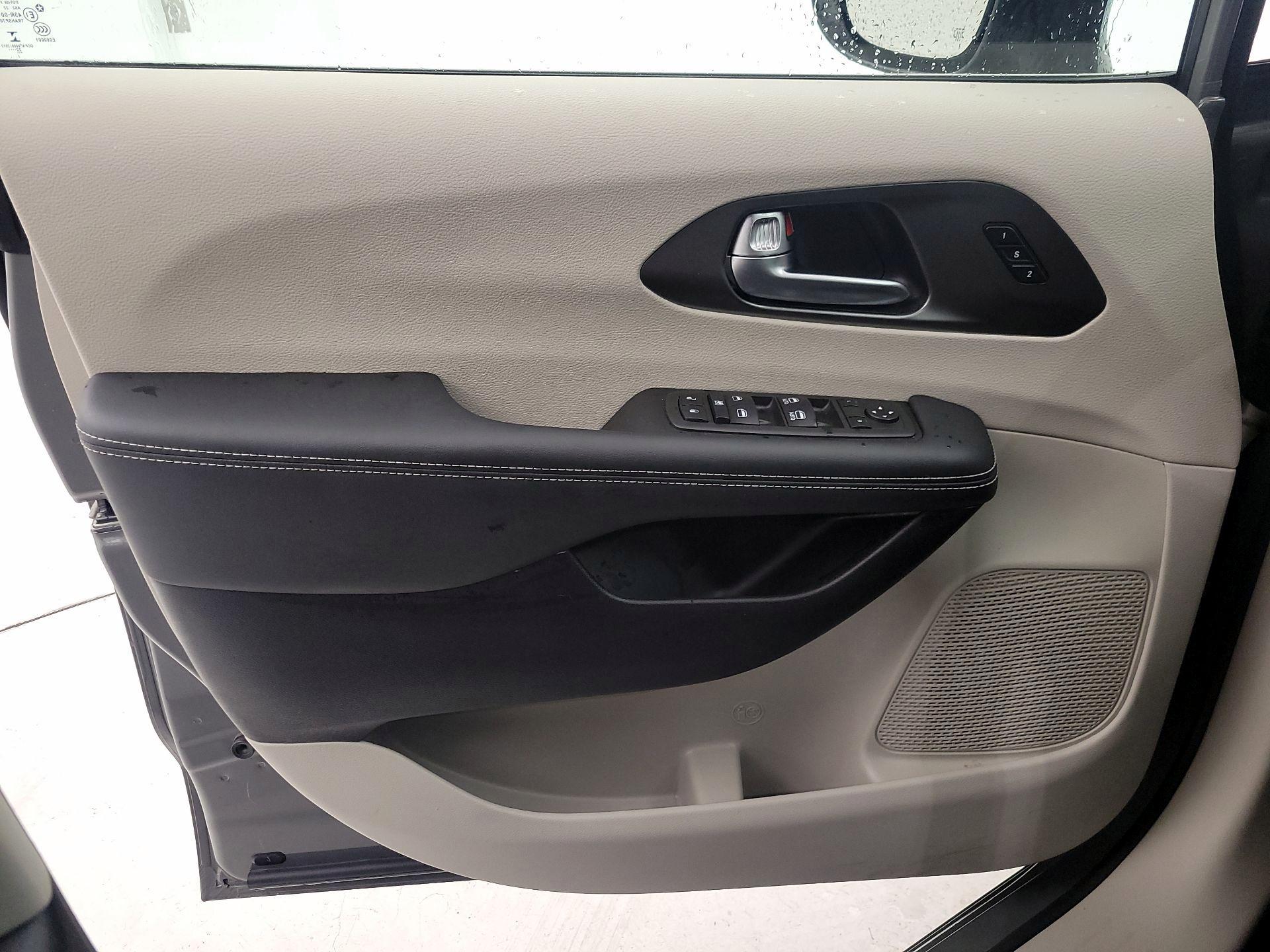 Thumbnail: 2023 Chrysler Pacifica - 12