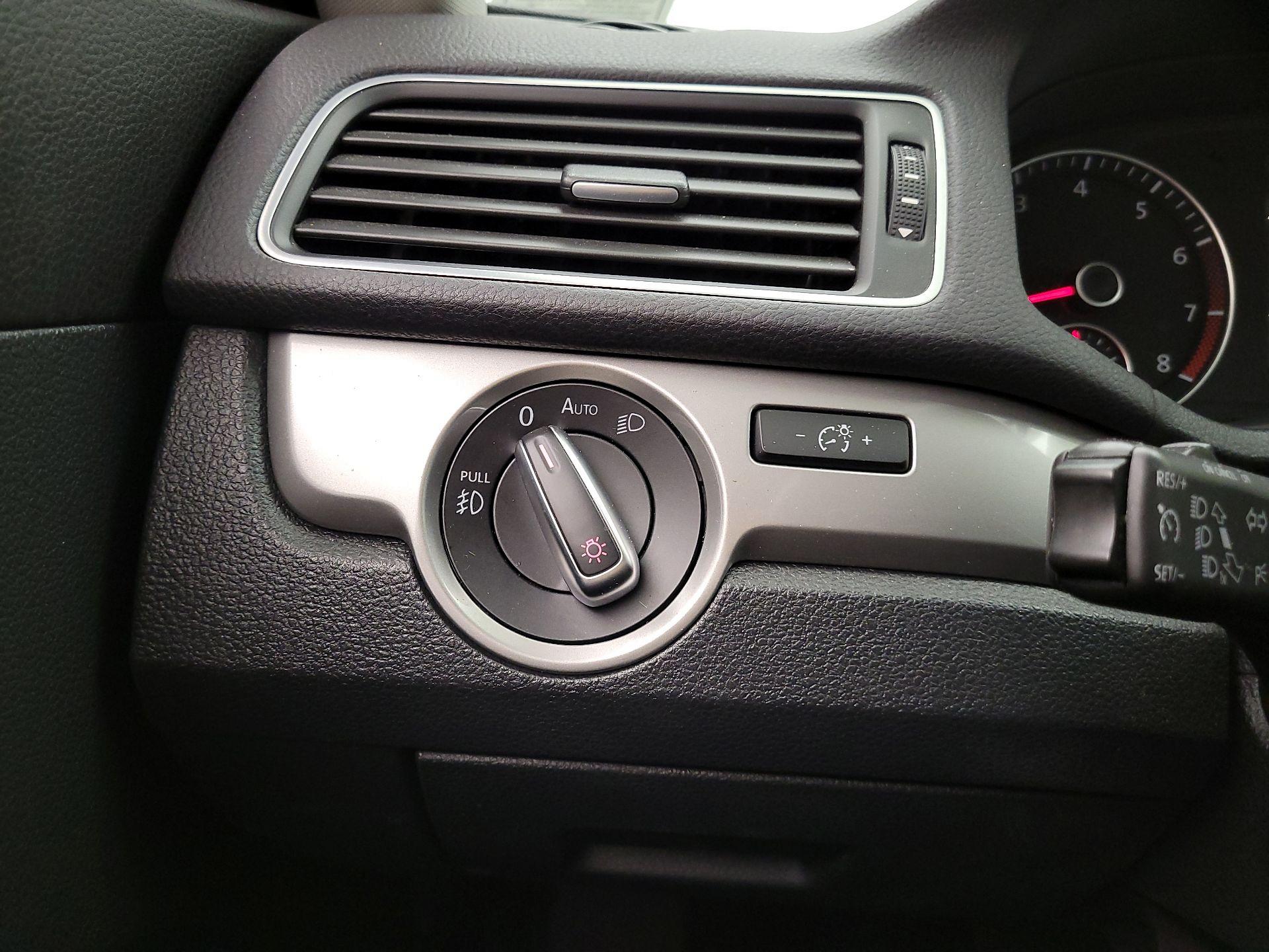 Thumbnail: 2015 Volkswagen Passat - 13
