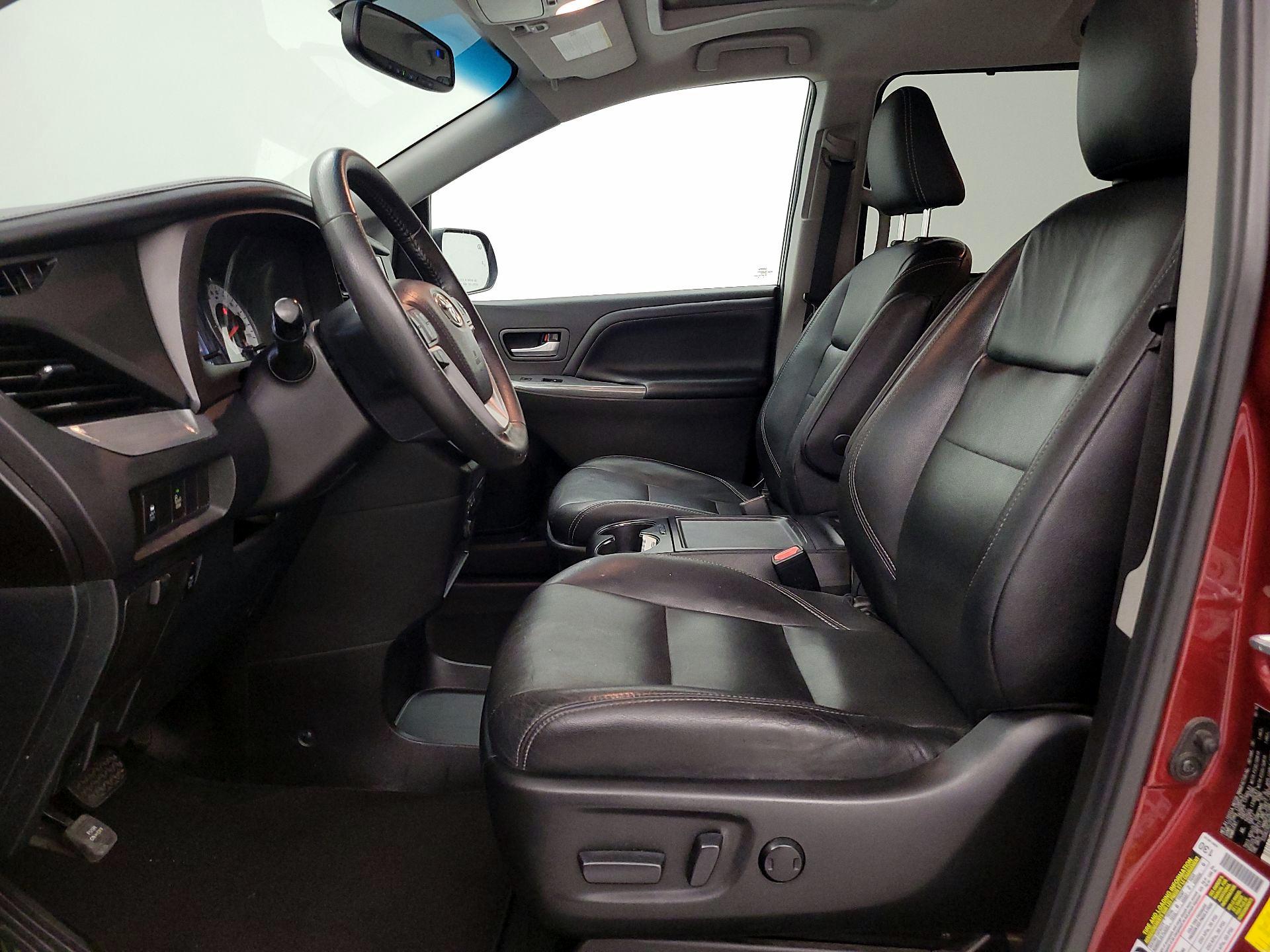 Thumbnail: 2017 Toyota Sienna - 11
