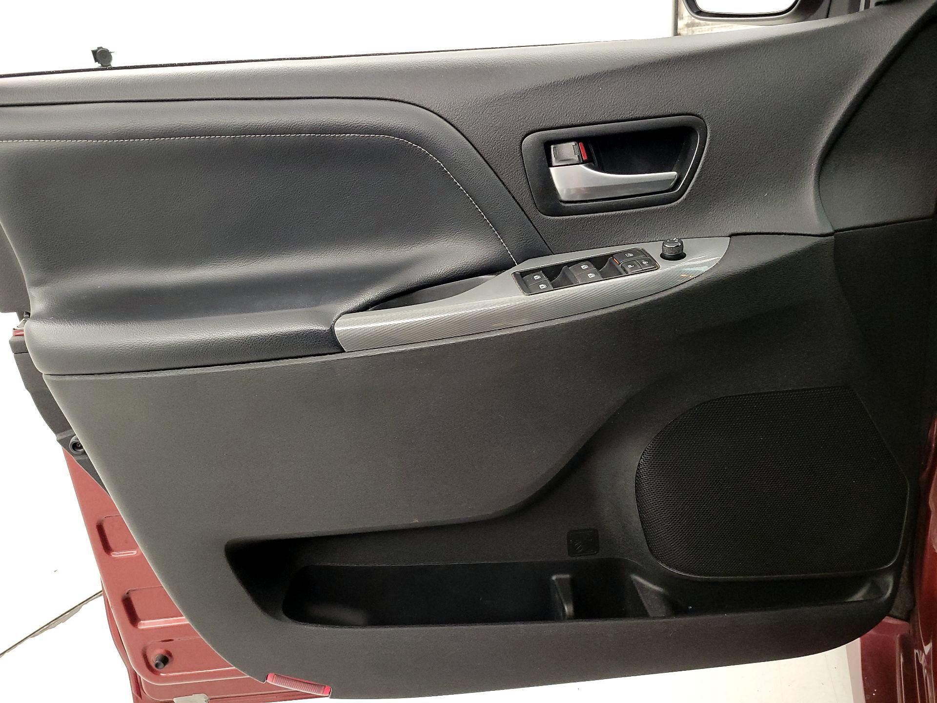 Thumbnail: 2017 Toyota Sienna - 12