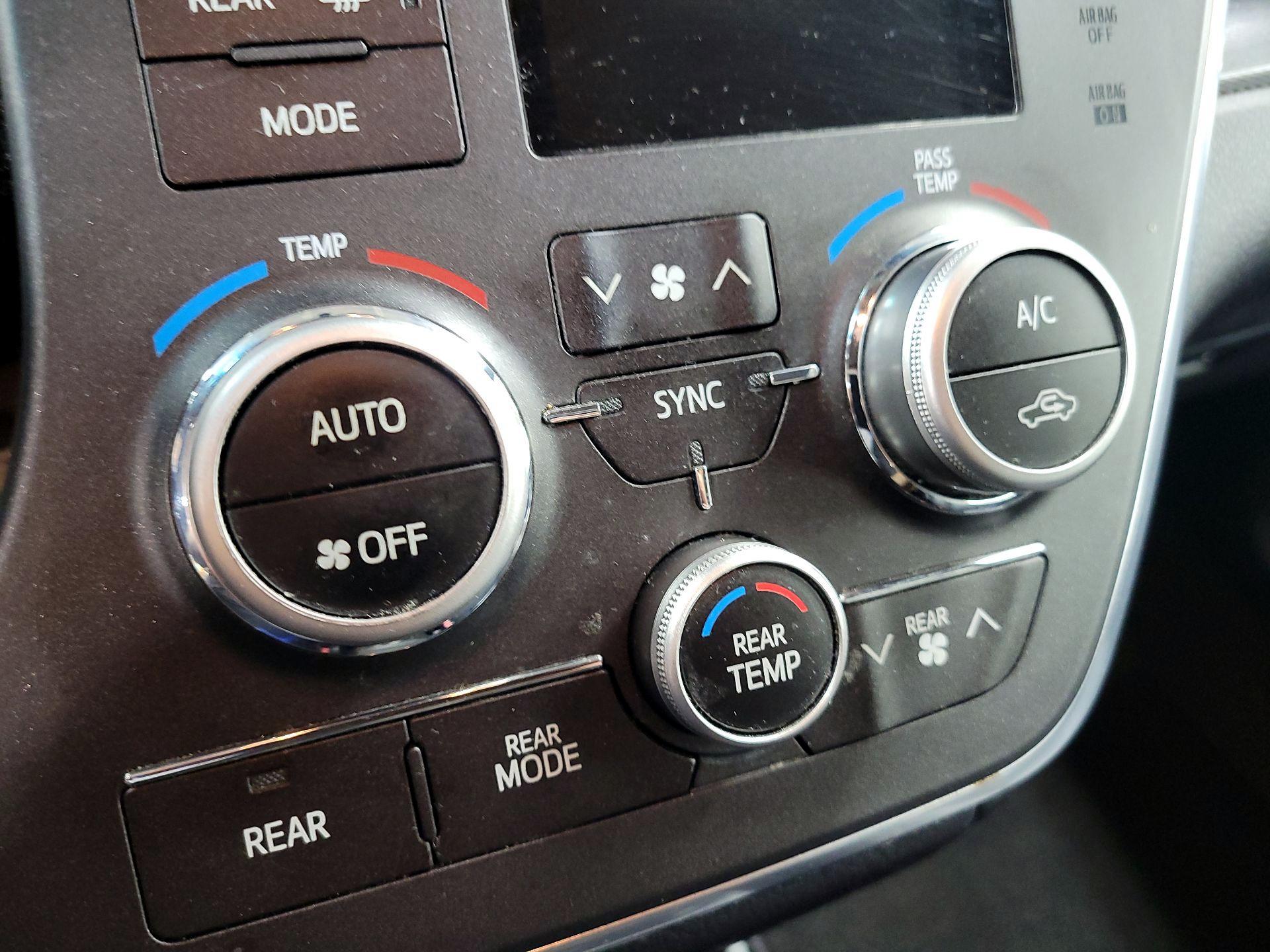 Thumbnail: 2017 Toyota Sienna - 16