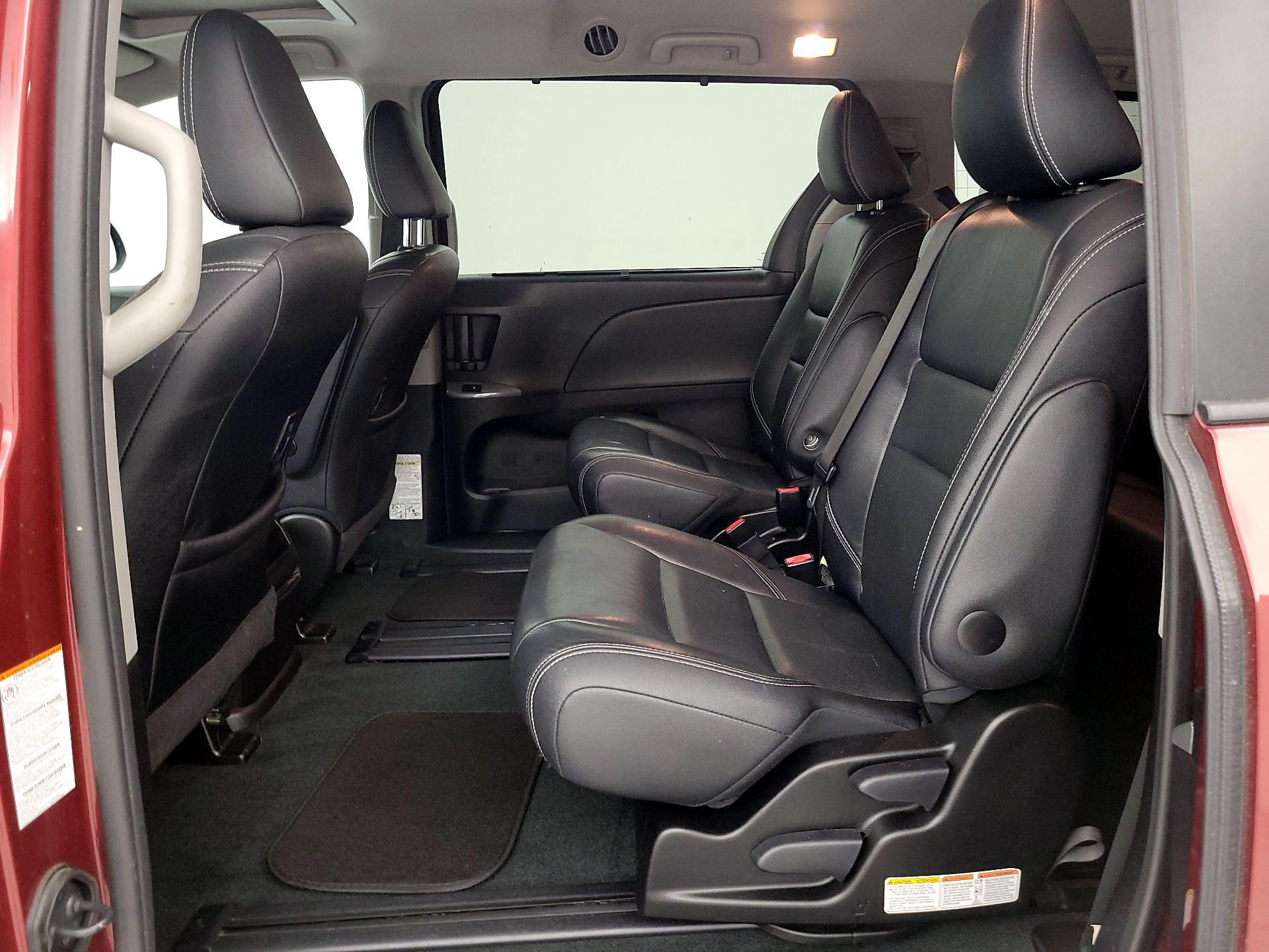 Thumbnail: 2017 Toyota Sienna - 18