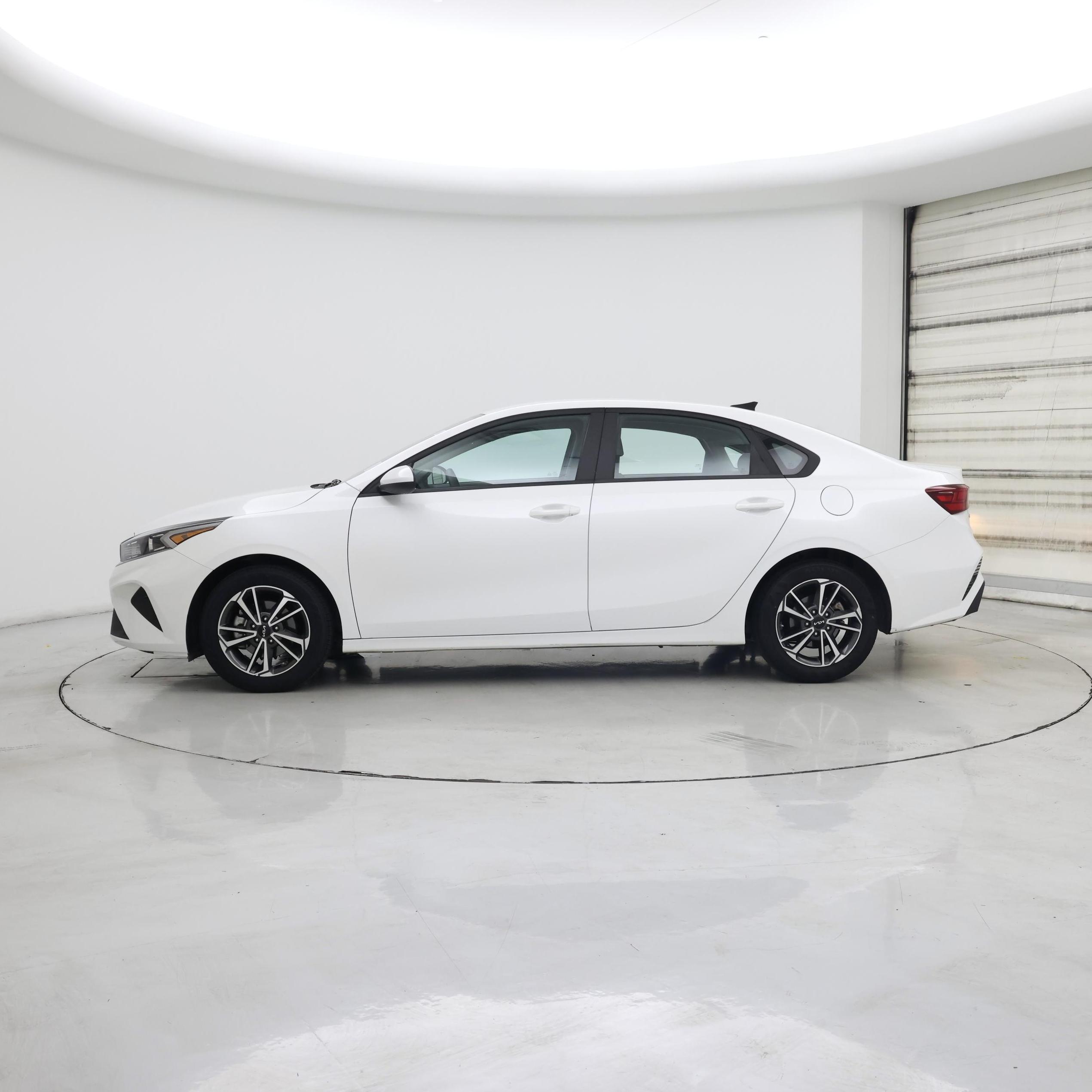 Thumbnail: 2022 Kia Forte - 3