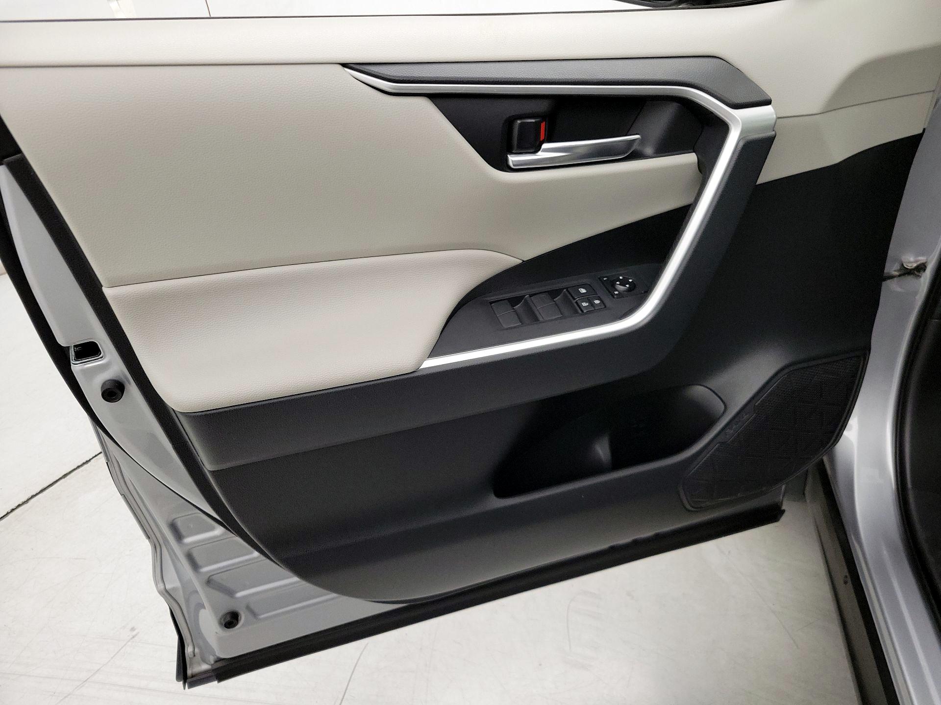 Thumbnail: 2019 Toyota RAV4 - 12