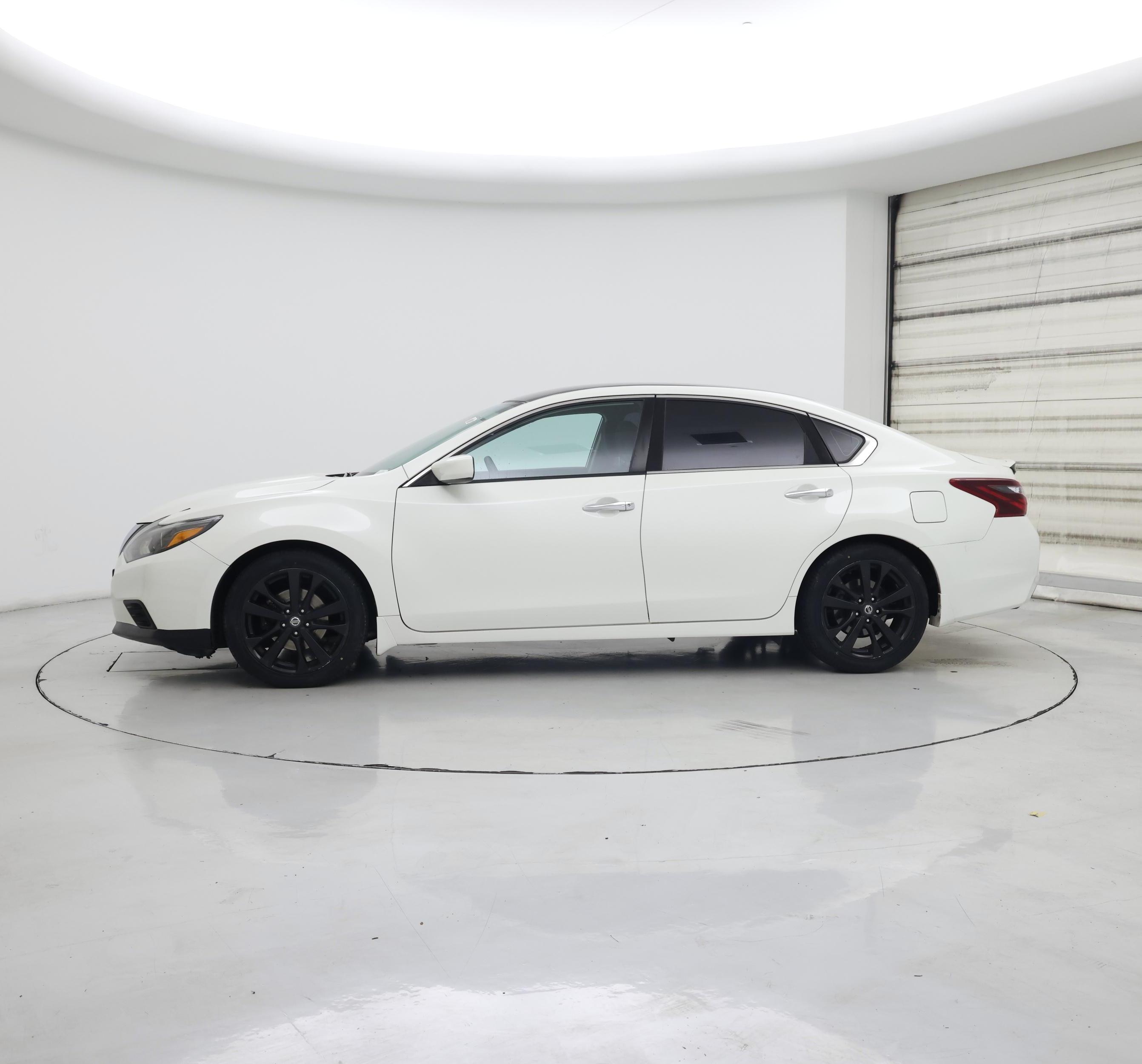 Thumbnail: 2017 Nissan Altima - 3