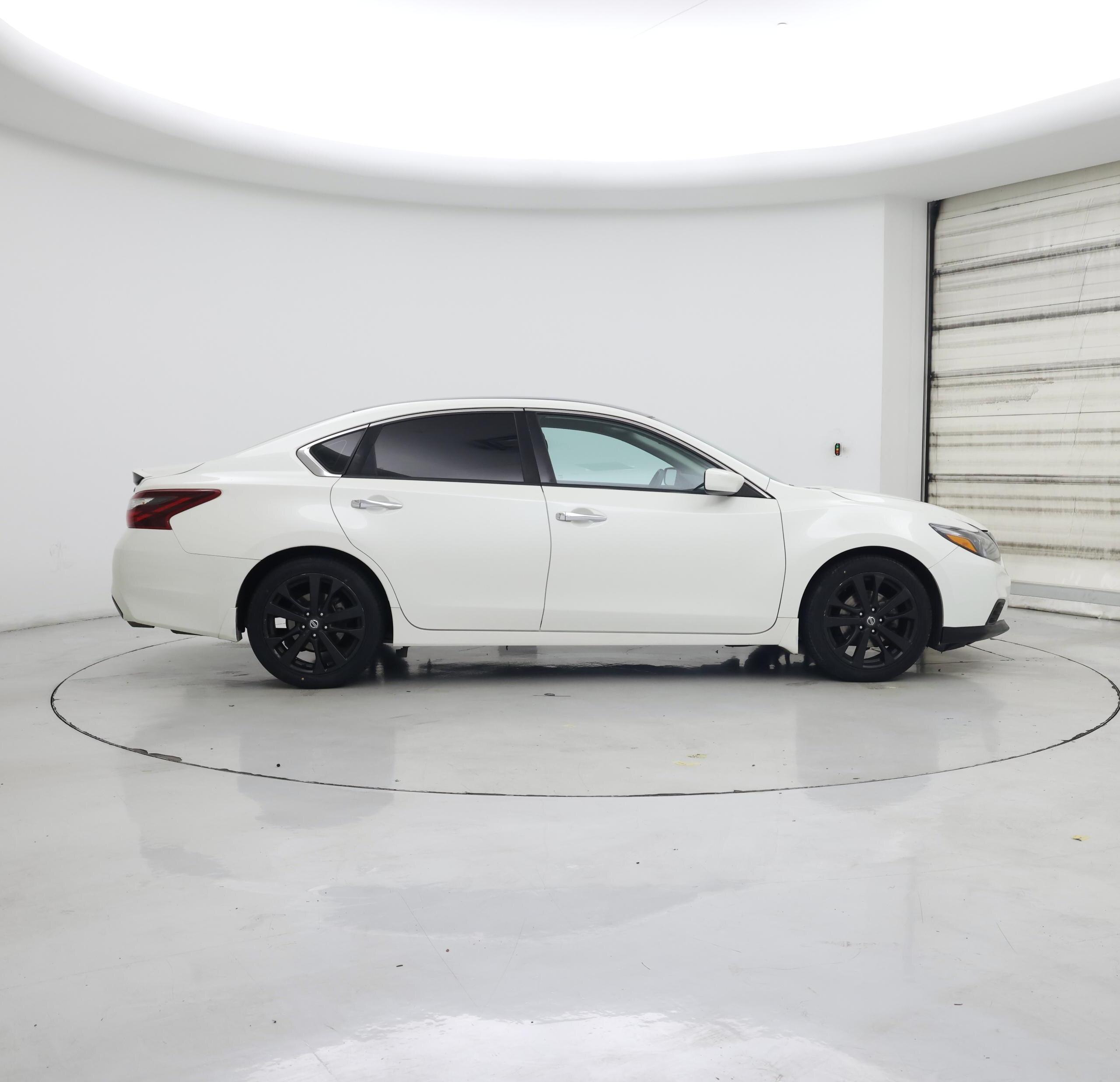 Thumbnail: 2017 Nissan Altima - 7