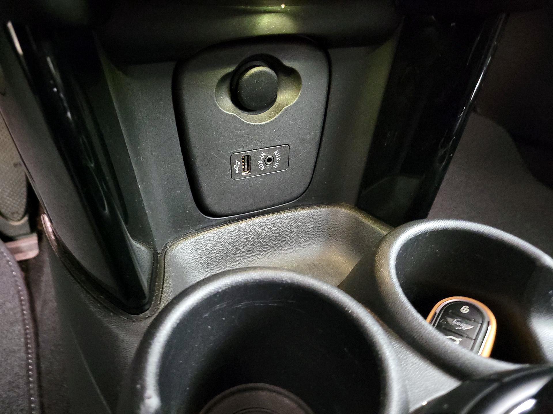 Thumbnail: 2015 MINI Cooper Hardtop - 17