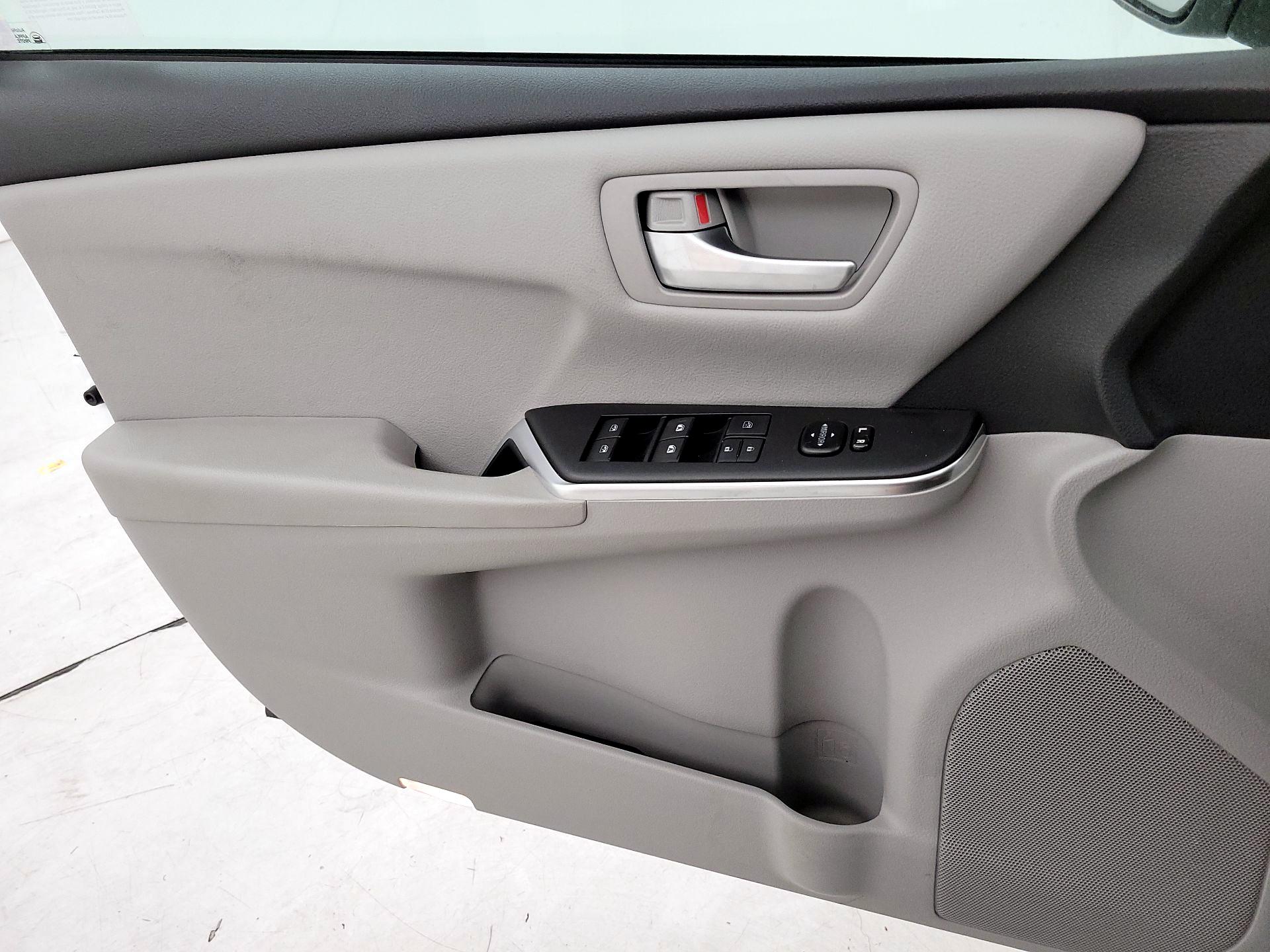 Thumbnail: 2016 Toyota Camry - 12