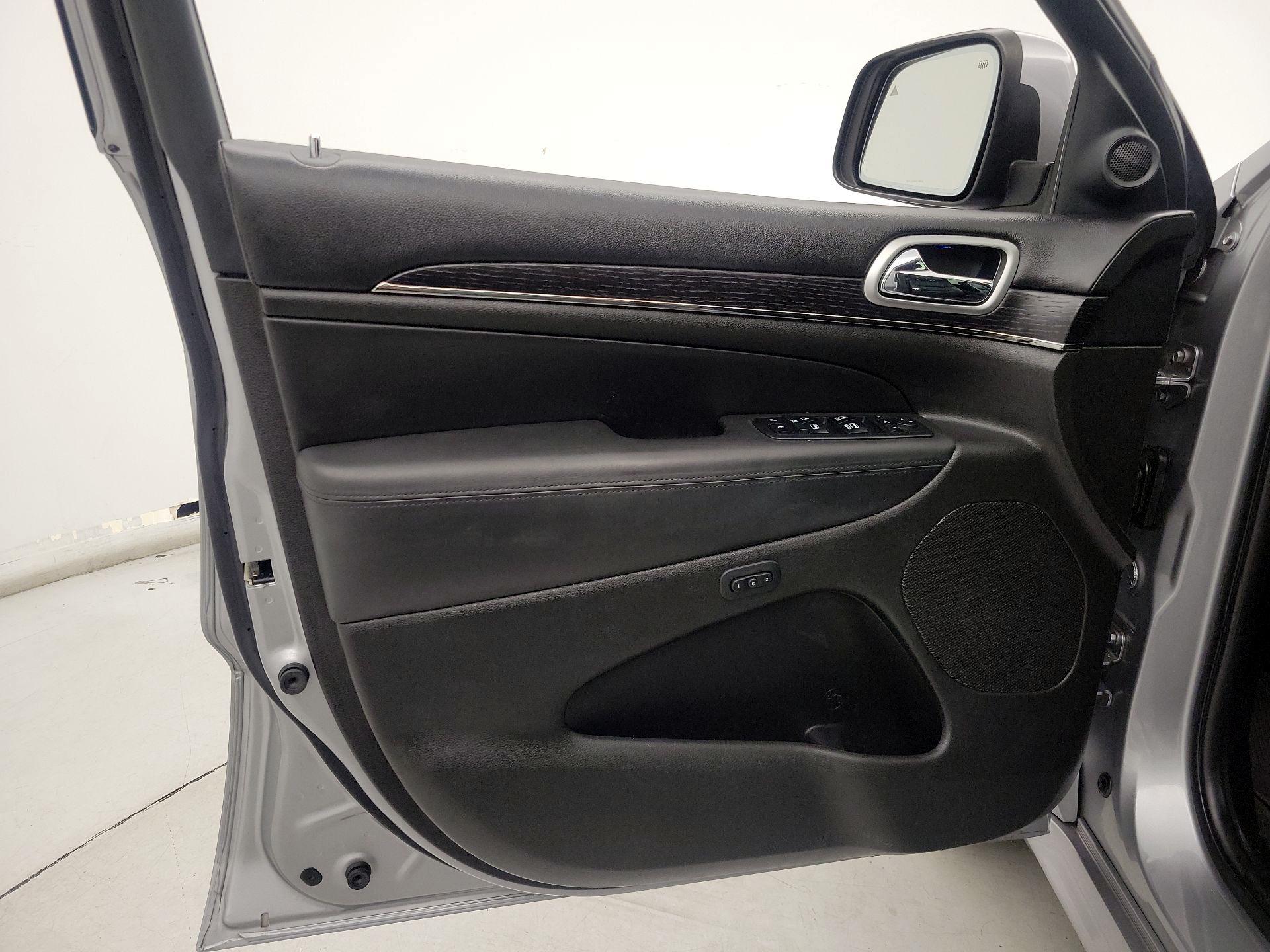 Thumbnail: 2018 Jeep Grand Cherokee - 12