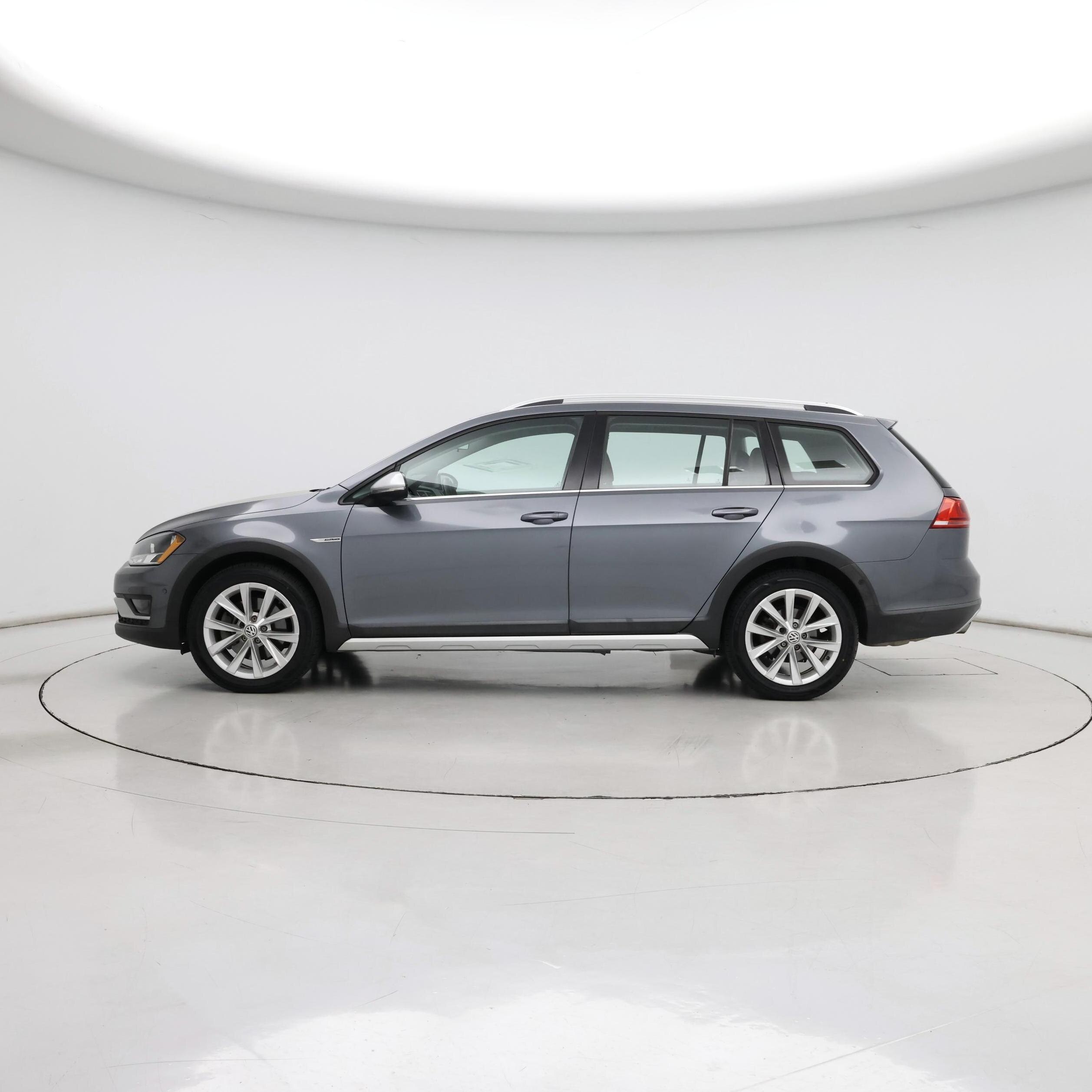 Thumbnail: 2017 Volkswagen Golf - 3