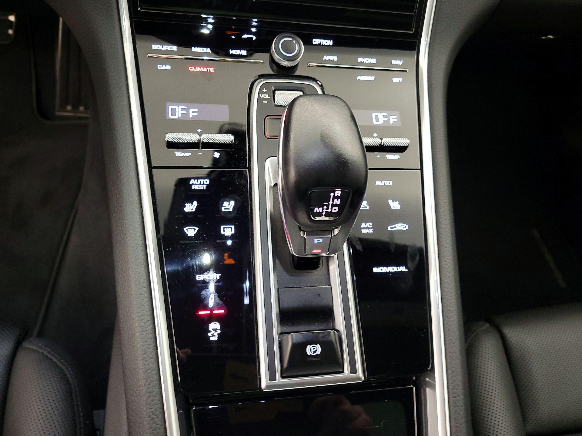 Thumbnail: 2020 Porsche Panamera - 16