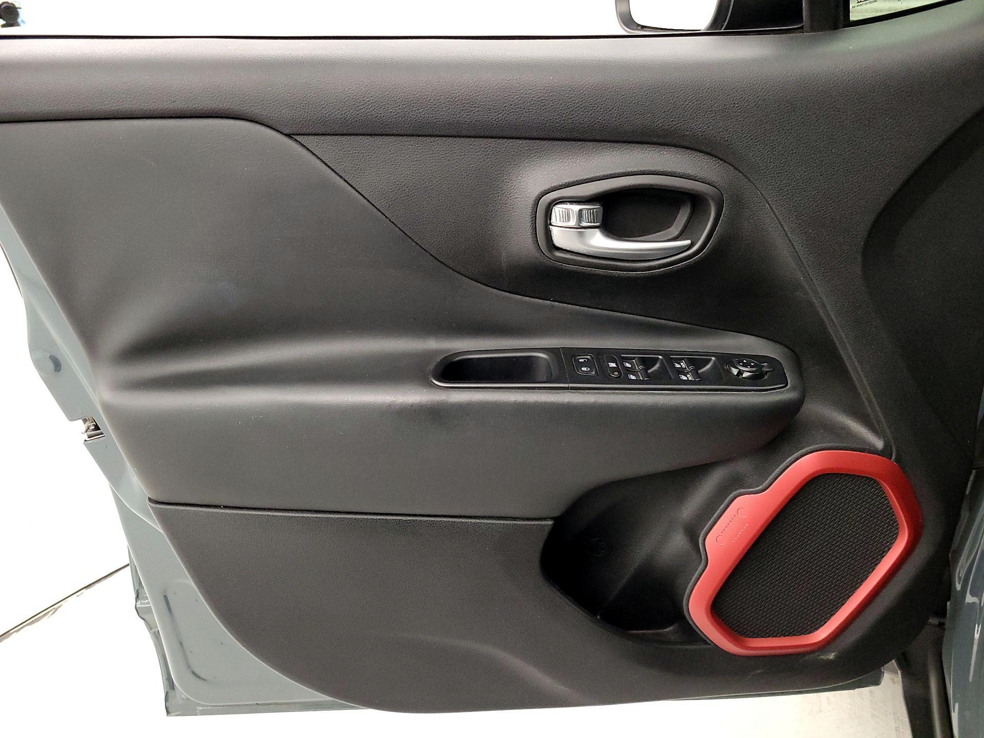 Thumbnail: 2016 Jeep Renegade - 12