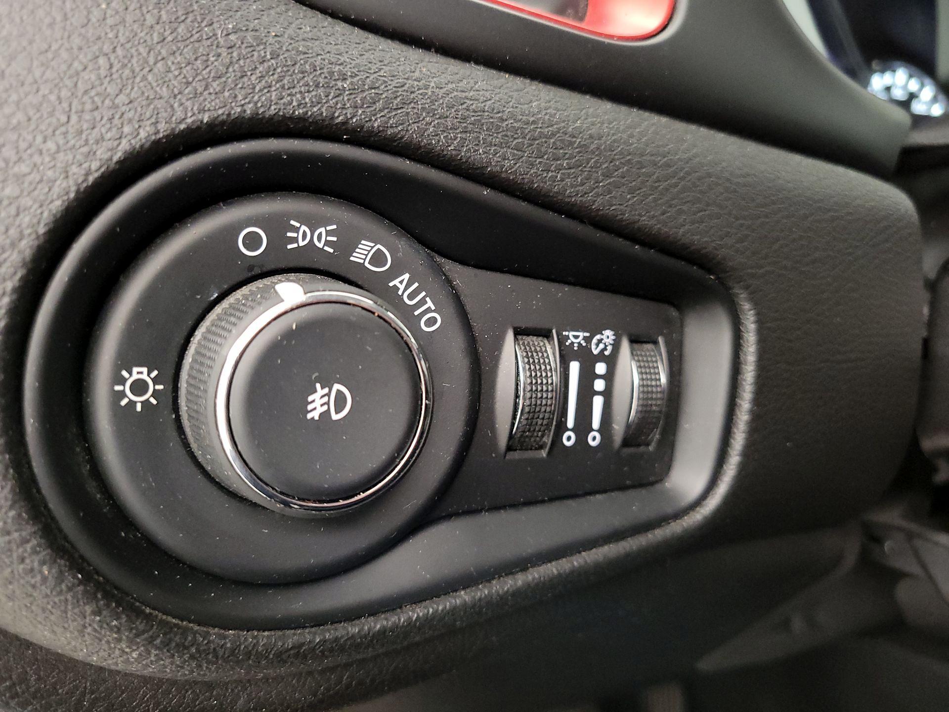 Thumbnail: 2016 Jeep Renegade - 13