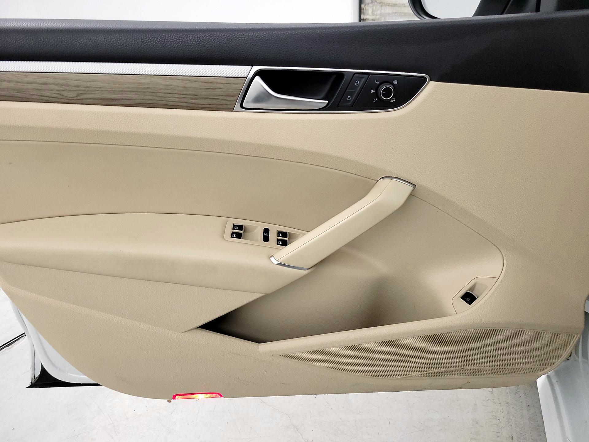 Thumbnail: 2017 Volkswagen Passat - 12