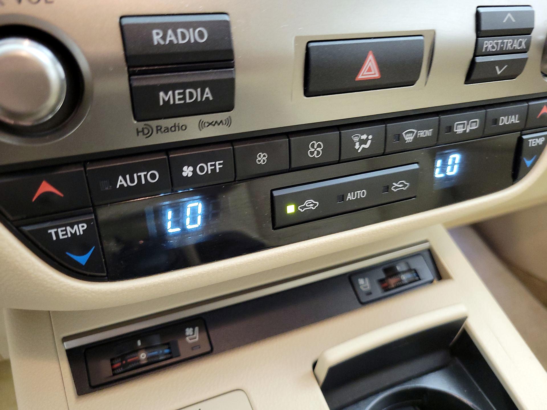 Thumbnail: 2014 Lexus ES - 16