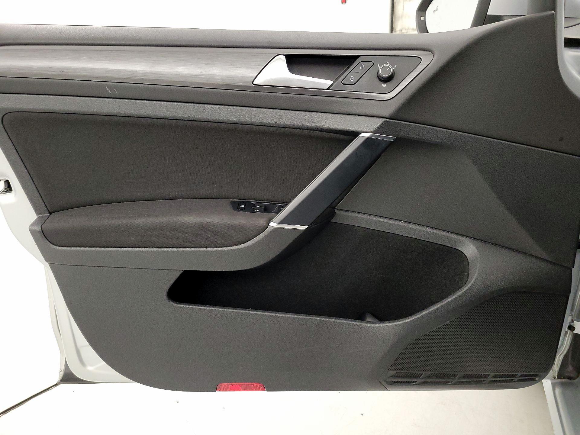 Thumbnail: 2019 Volkswagen e-Golf - 12