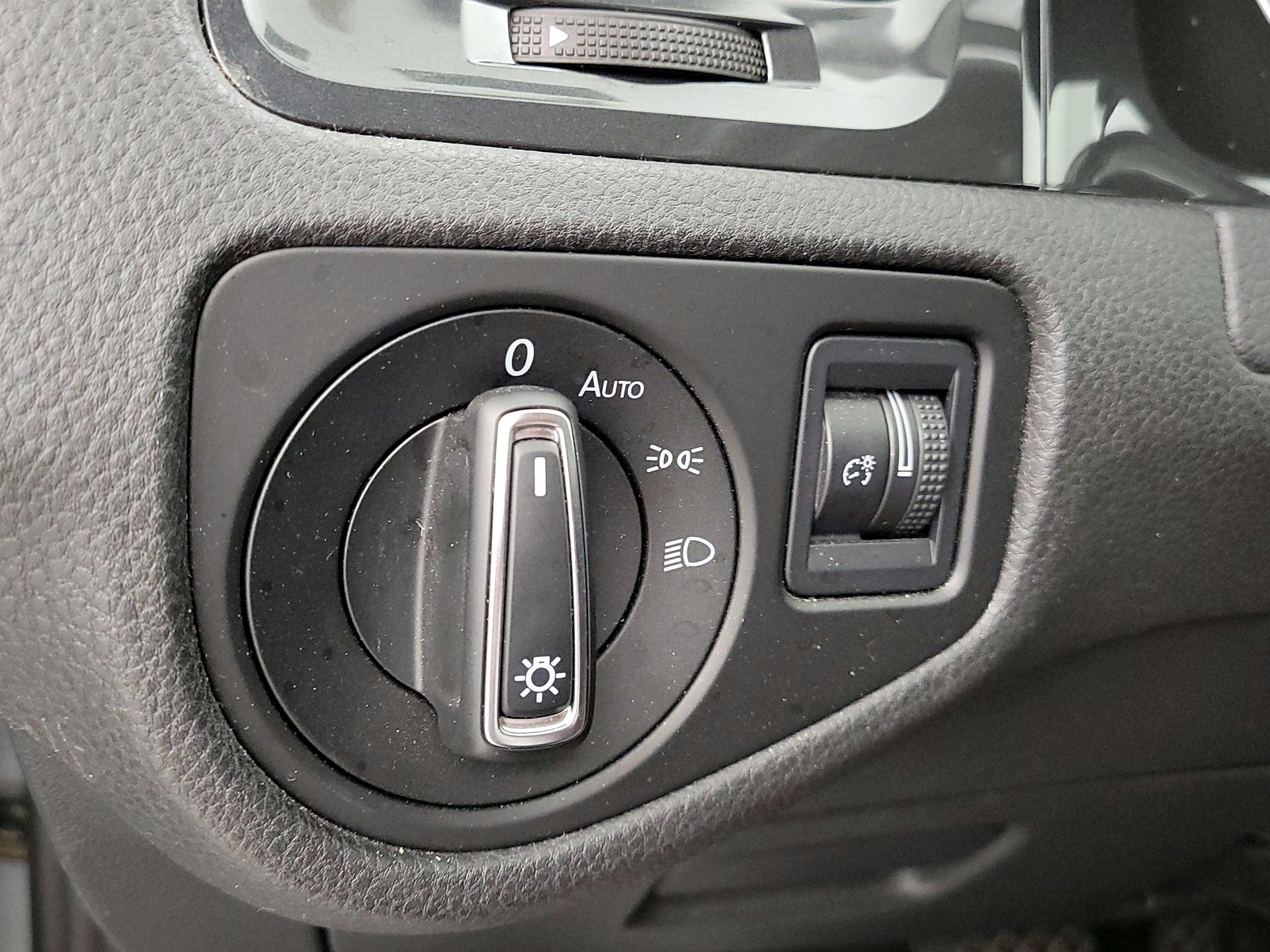 Thumbnail: 2019 Volkswagen e-Golf - 13