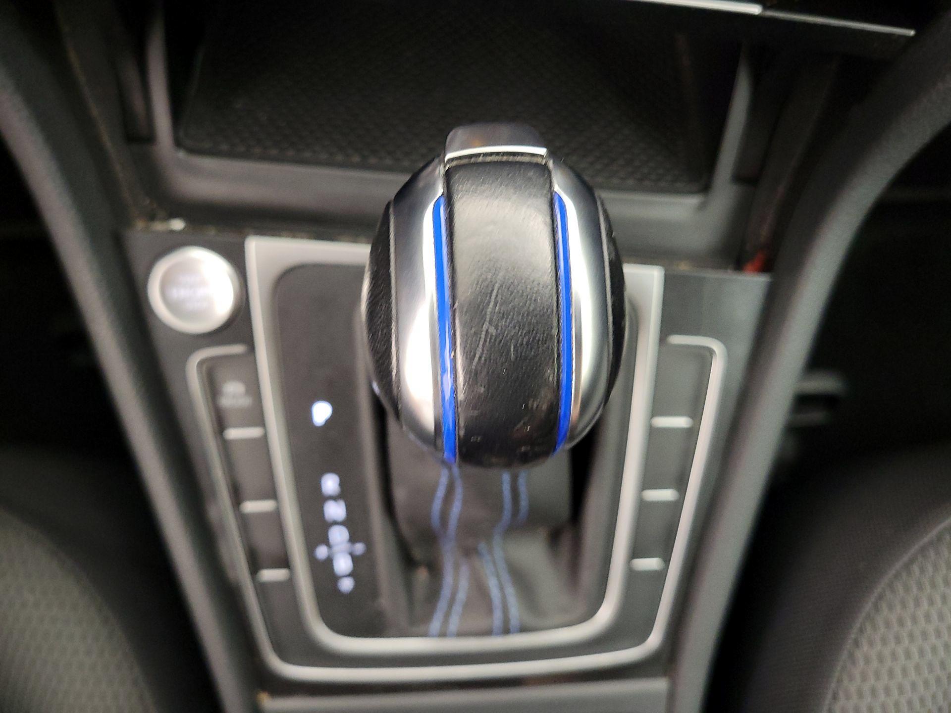 Thumbnail: 2019 Volkswagen e-Golf - 17
