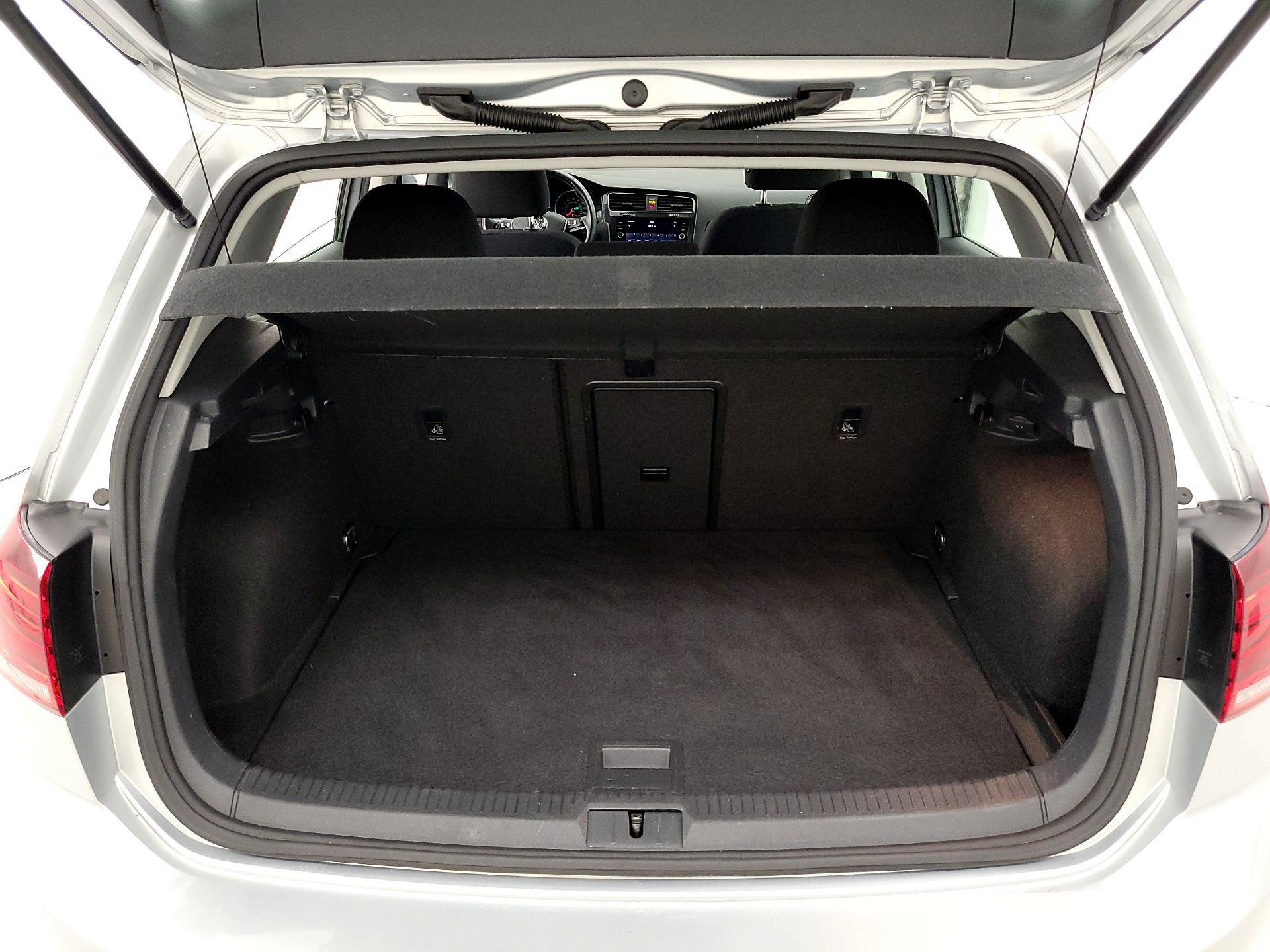 Thumbnail: 2019 Volkswagen e-Golf - 19