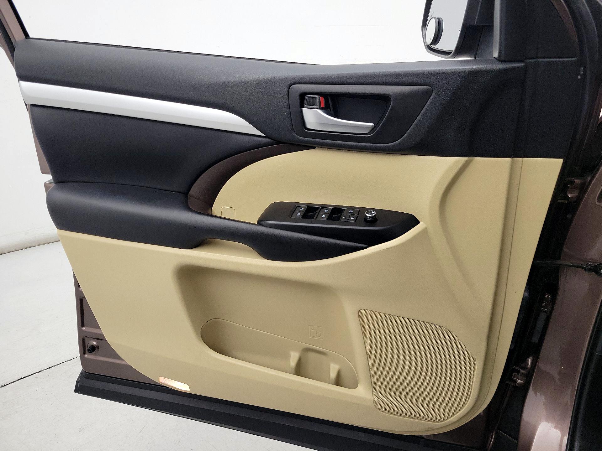 Thumbnail: 2019 Toyota Highlander - 12