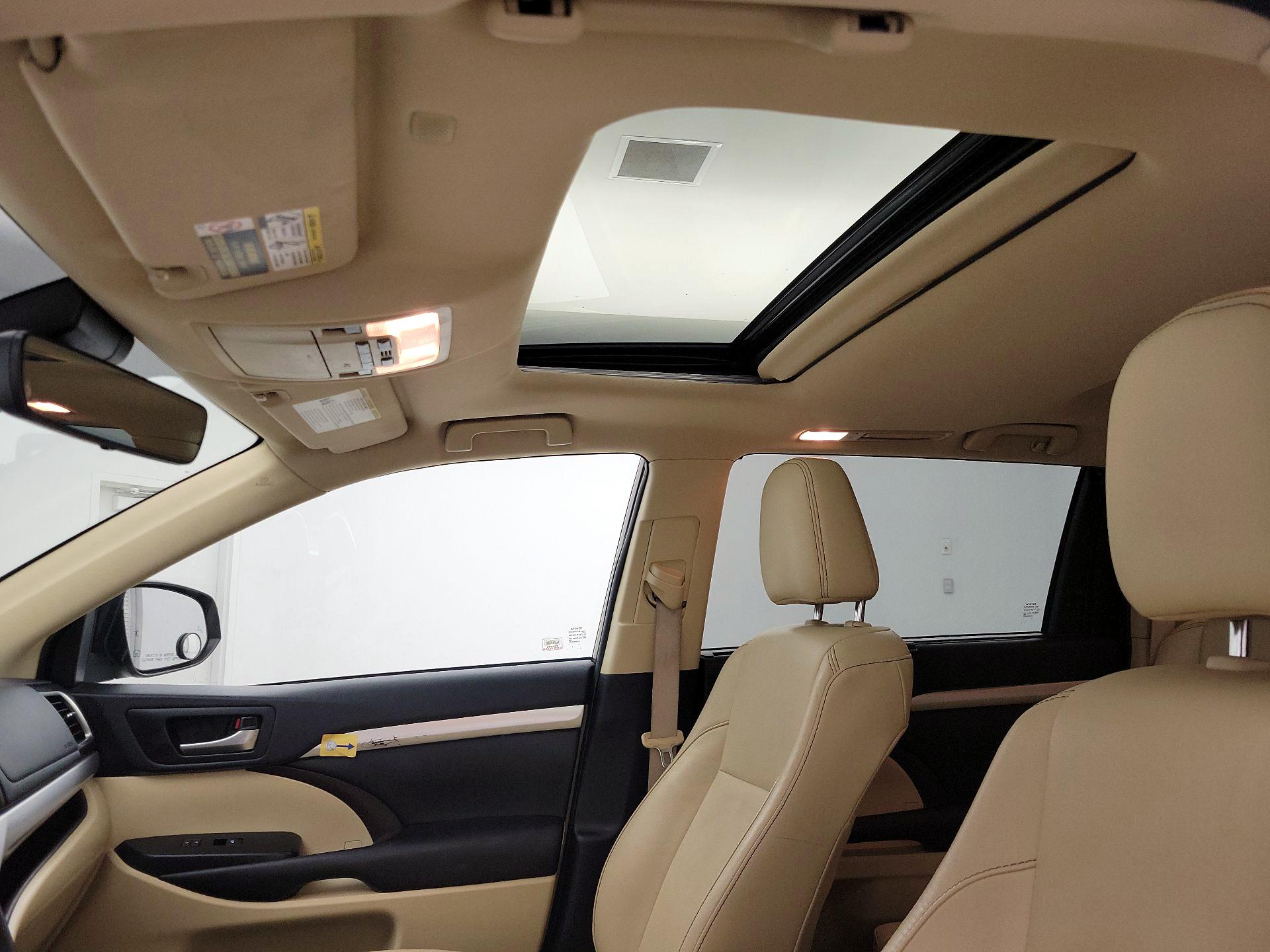 Thumbnail: 2019 Toyota Highlander - 20