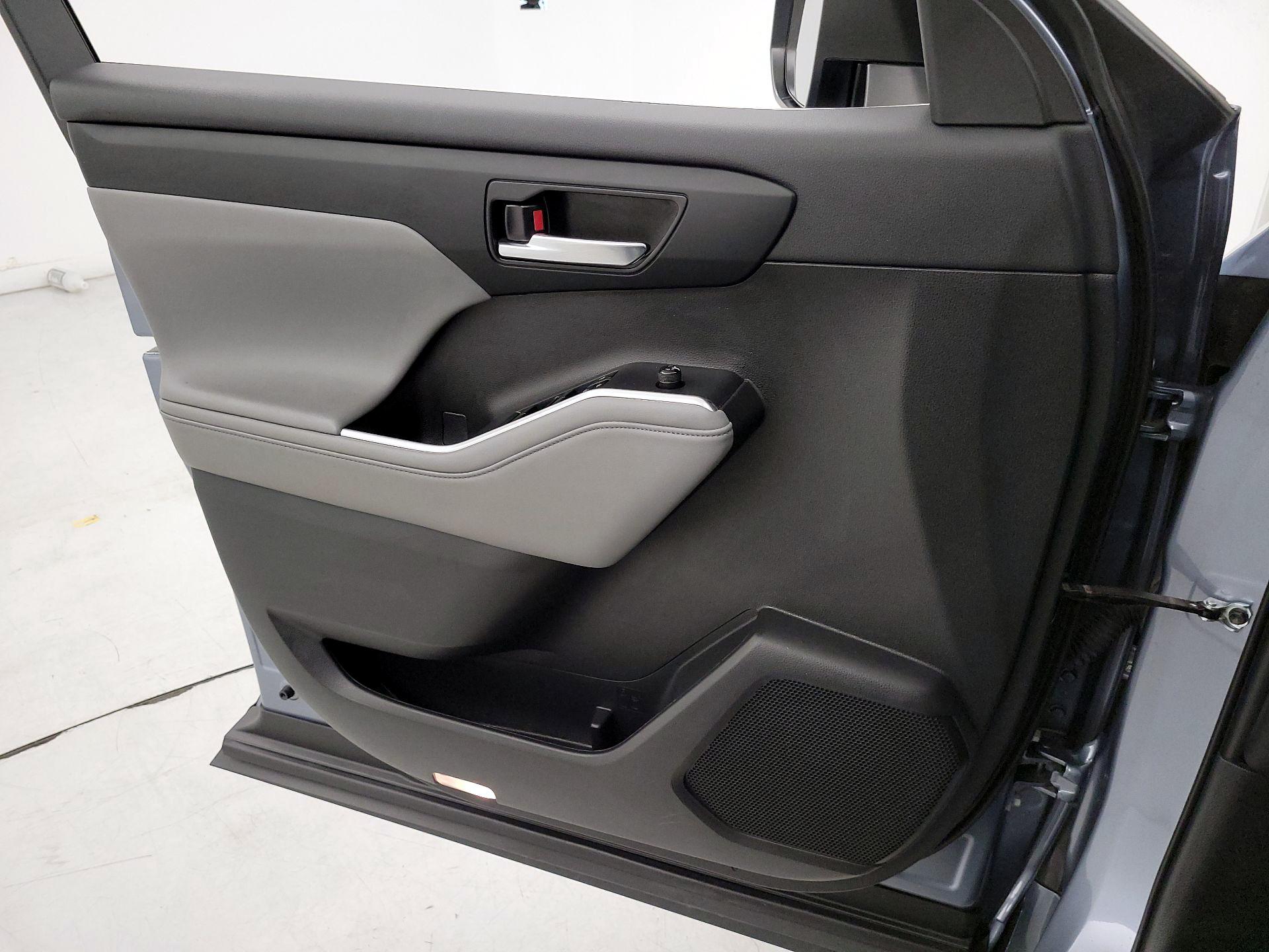 Thumbnail: 2023 Toyota Highlander - 12