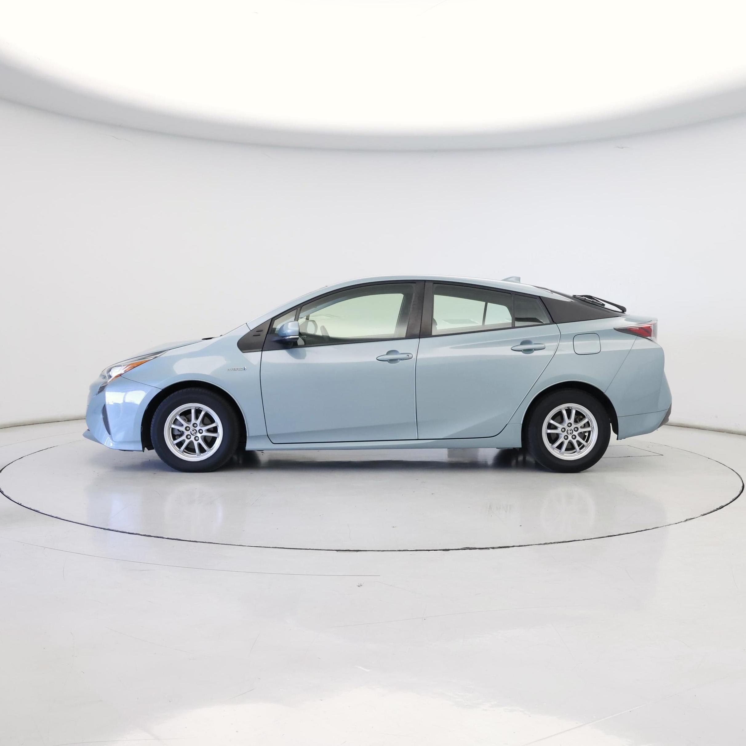 Thumbnail: 2016 Toyota Prius - 3