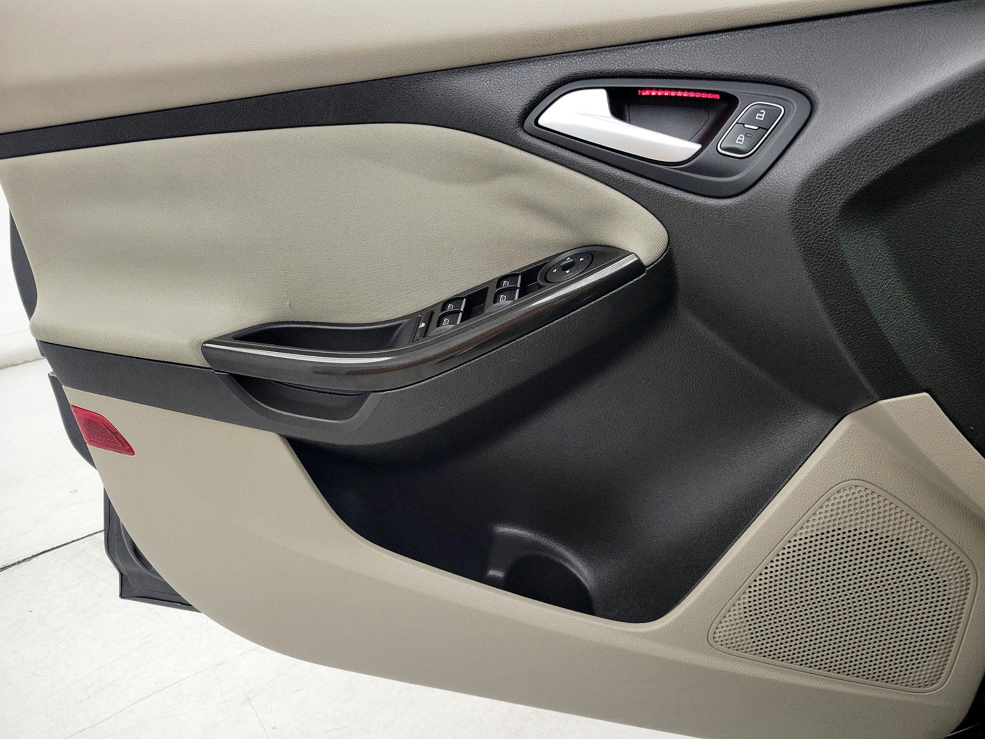 Thumbnail: 2016 Ford Focus - 12