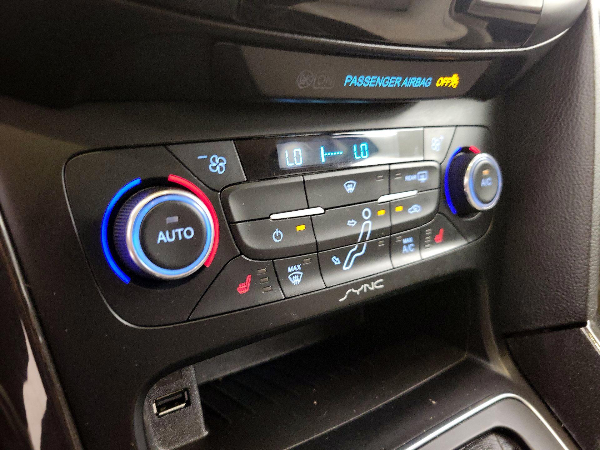 Thumbnail: 2016 Ford Focus - 17