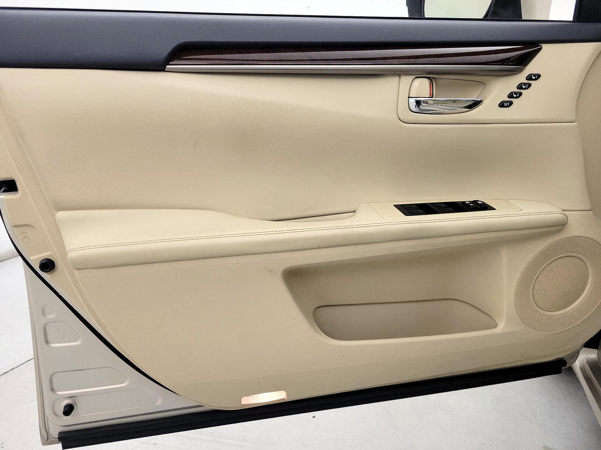 Thumbnail: 2014 Lexus ES - 12