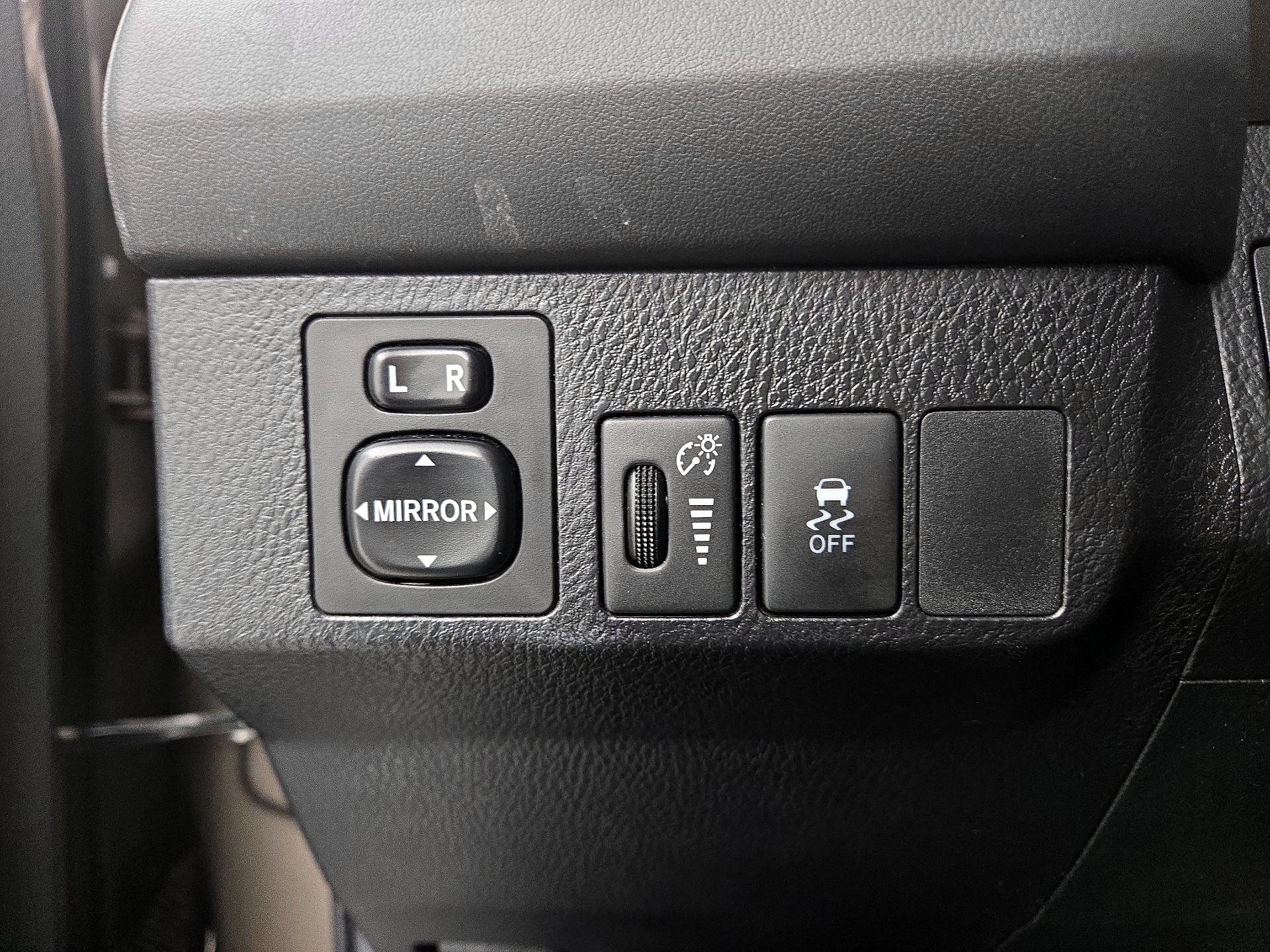 Thumbnail: 2015 Toyota RAV4 - 13