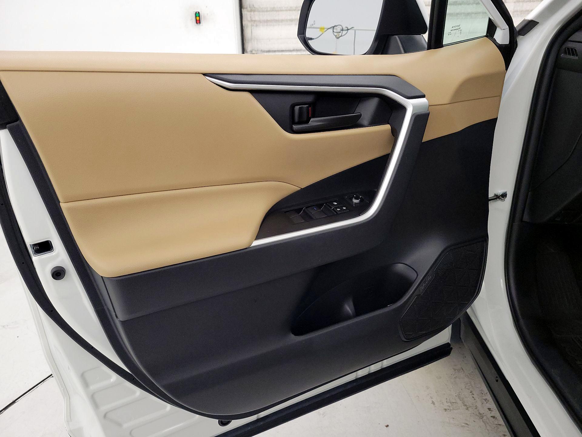 Thumbnail: 2021 Toyota RAV4 - 12
