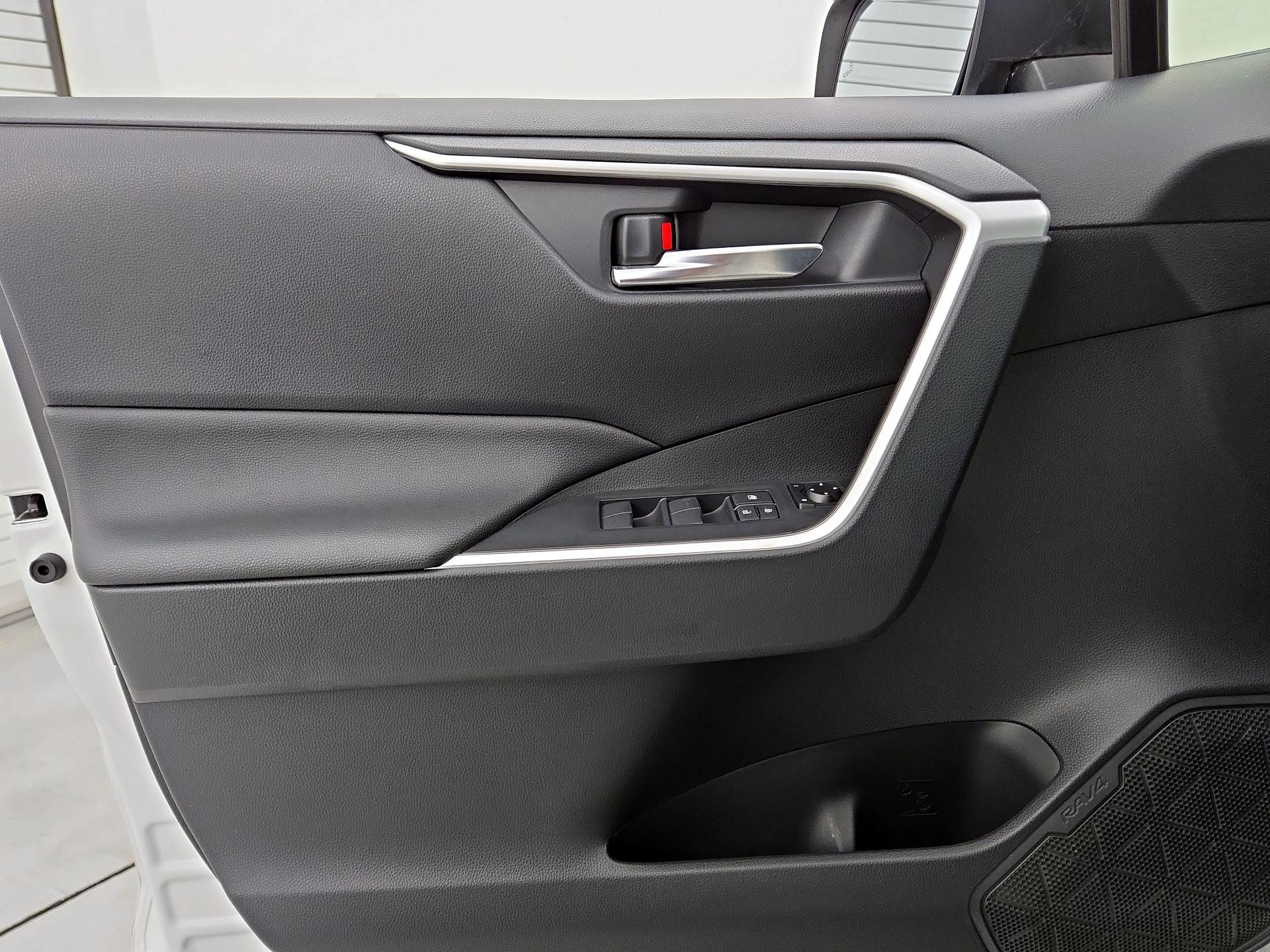 Thumbnail: 2019 Toyota RAV4 - 12
