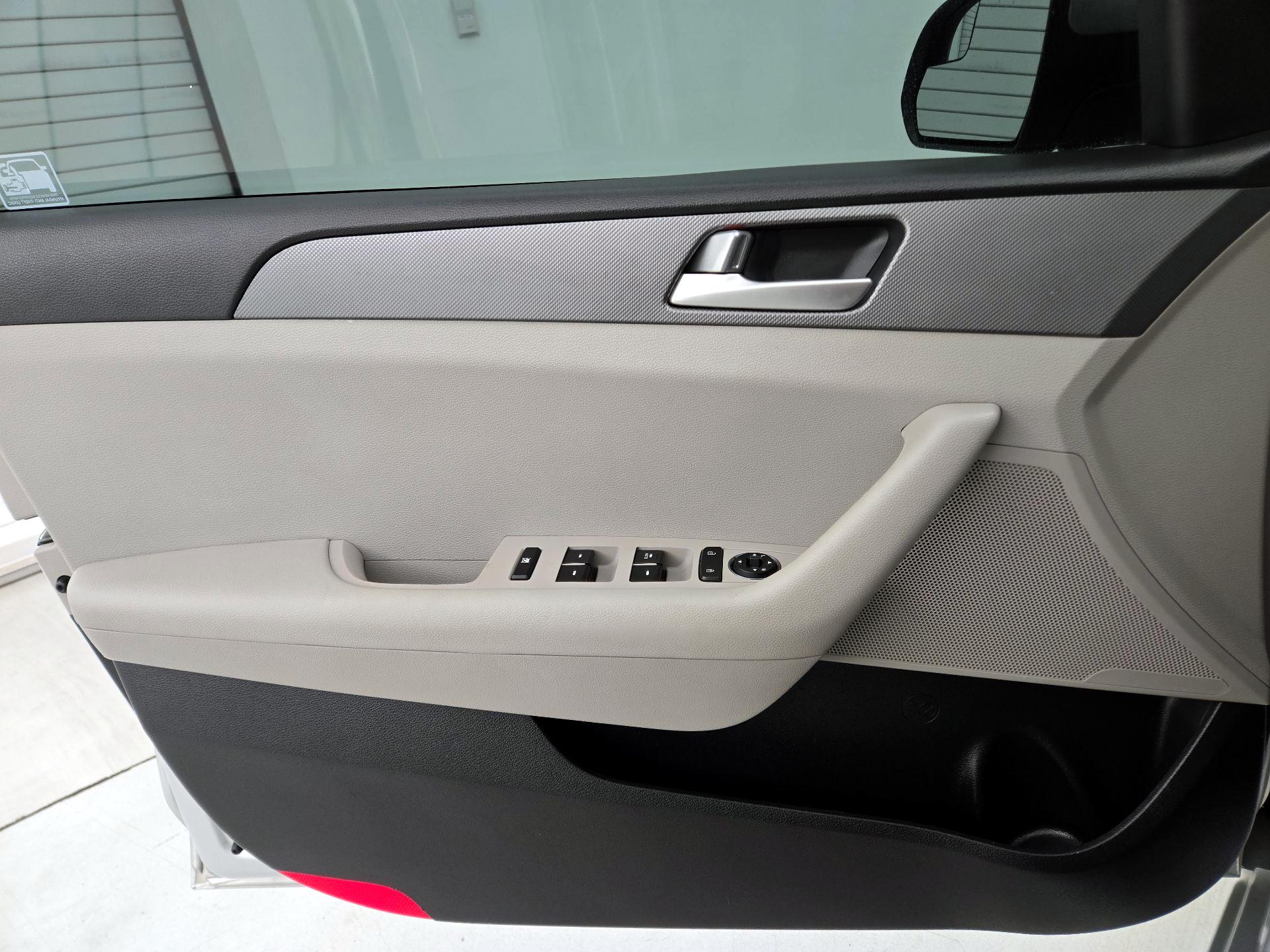 Thumbnail: 2015 Hyundai Sonata - 12