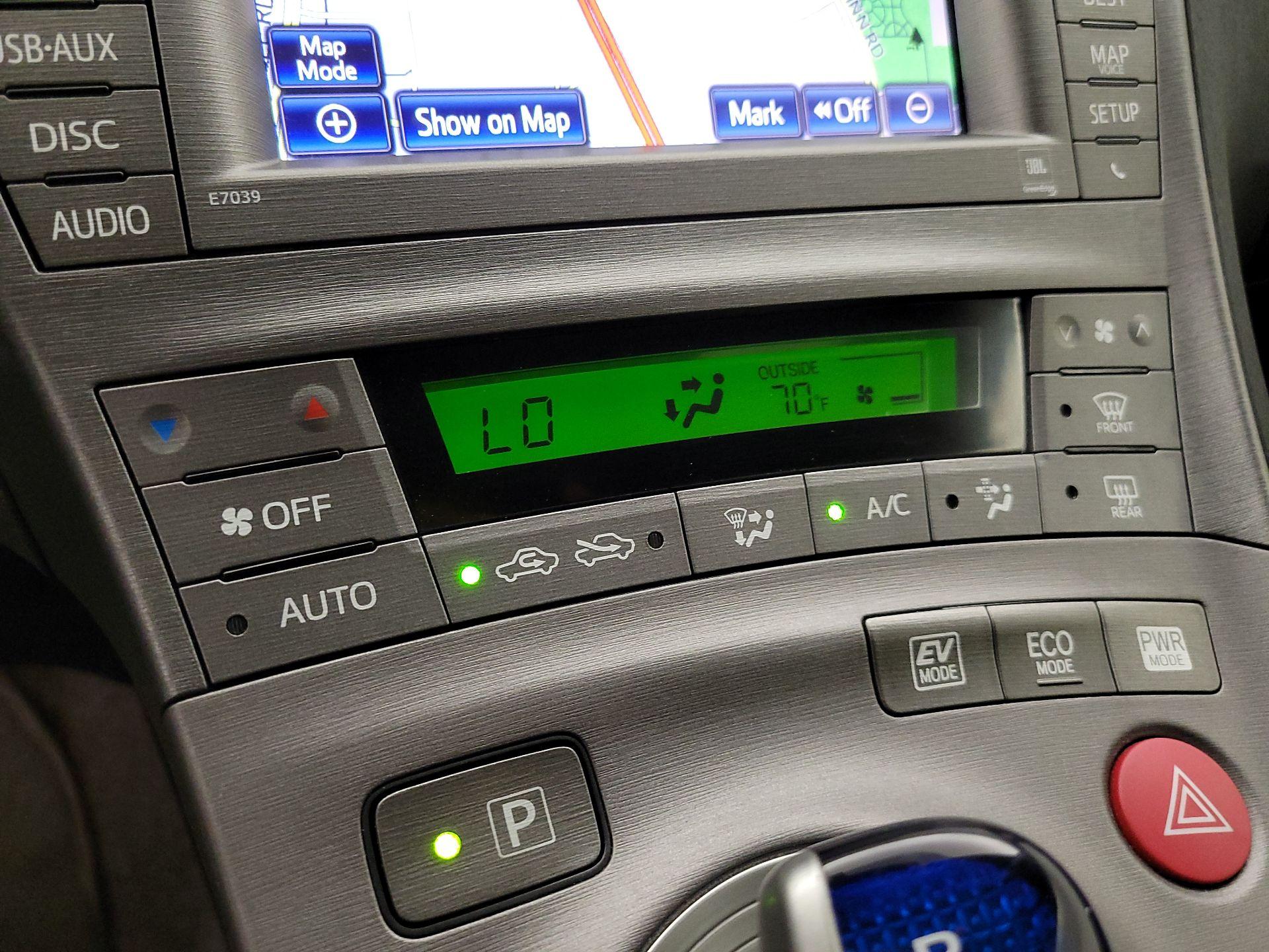 Thumbnail: 2015 Toyota Prius - 17