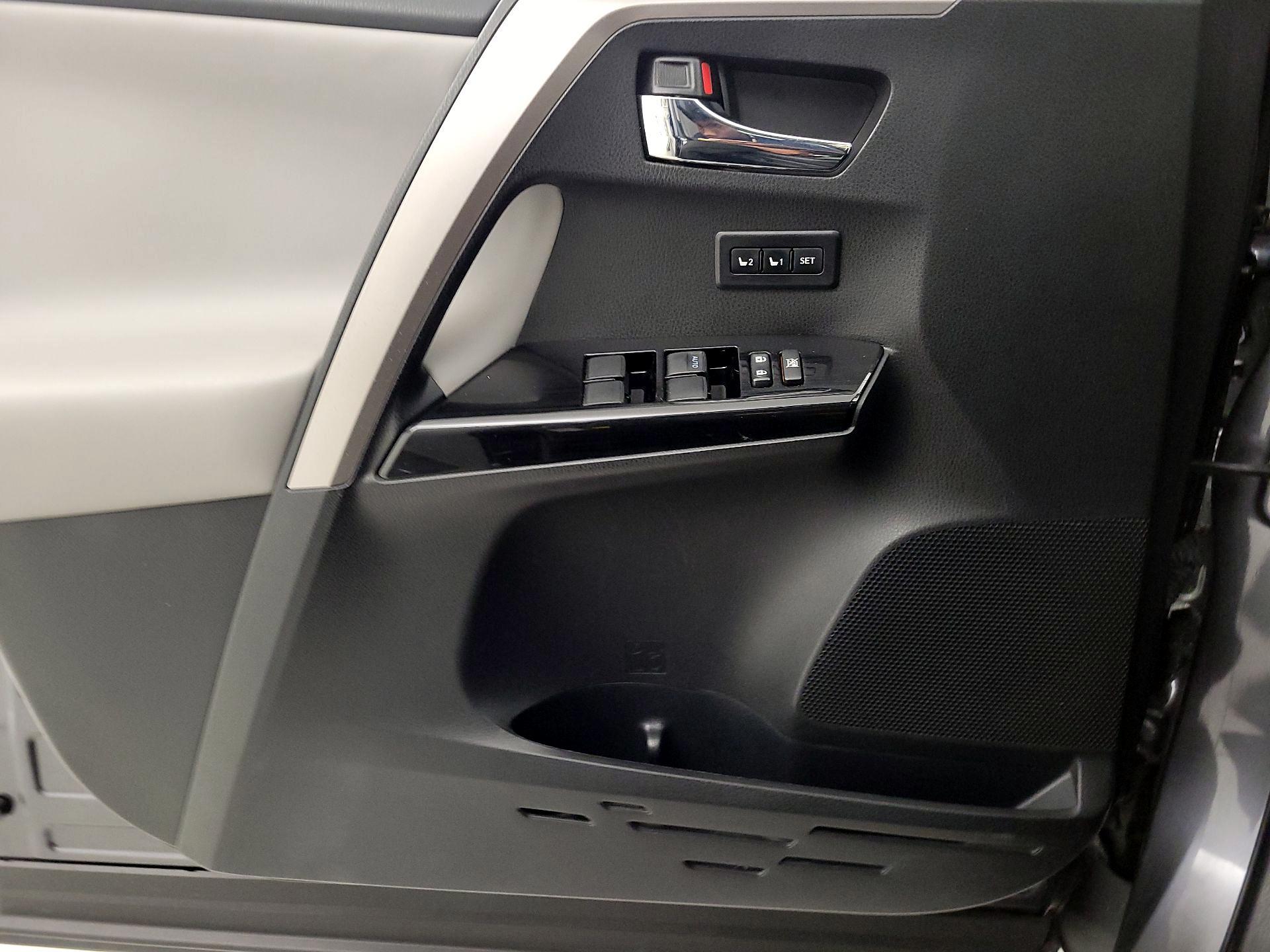 Thumbnail: 2016 Toyota RAV4 - 12