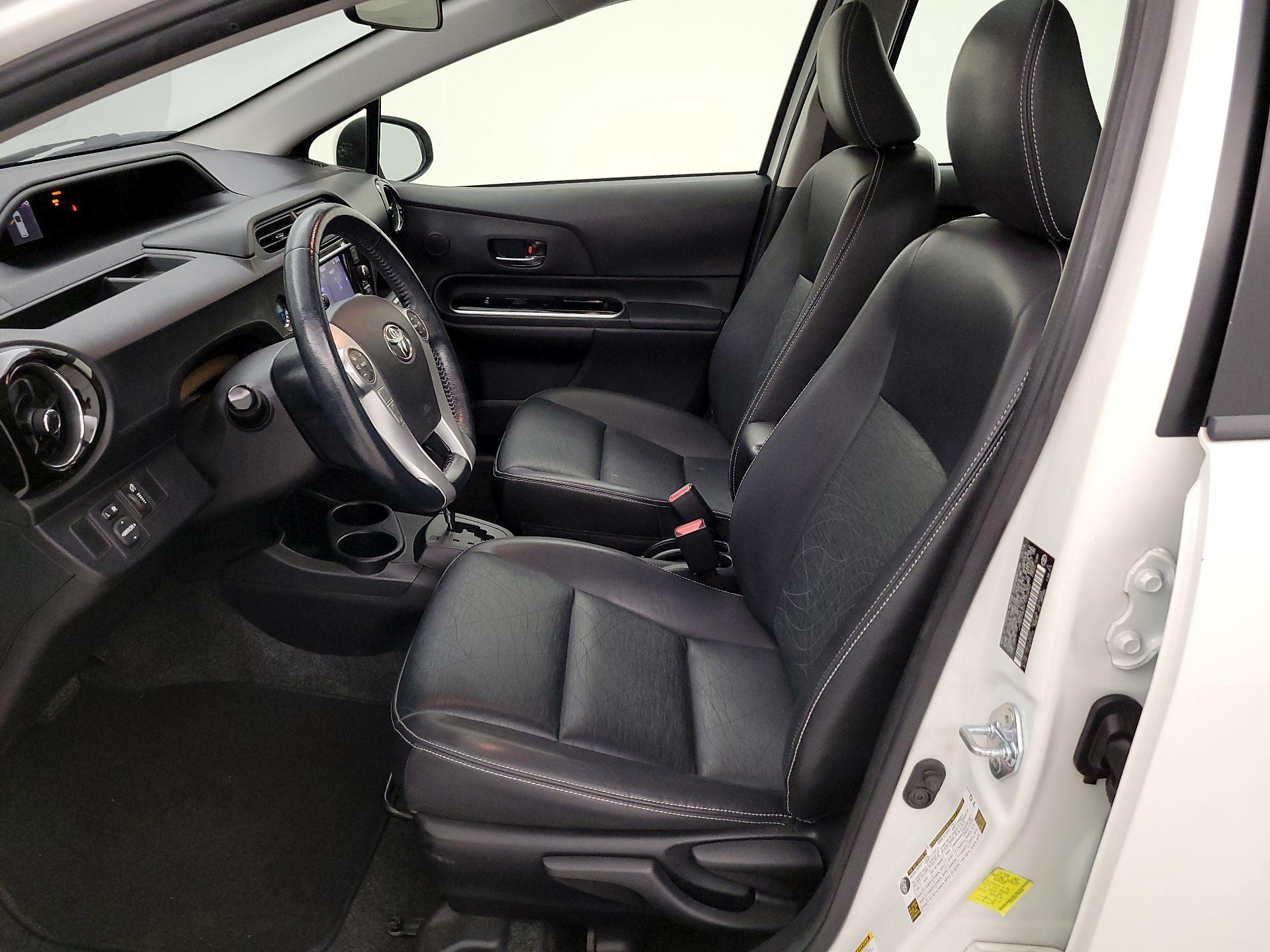 Thumbnail: 2015 Toyota Prius c - 11